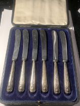 A BOXED SET OF HARRISON FISHER AND CO HALLMARKED SHEFFIELD HANDLE BUTTER KNIVES