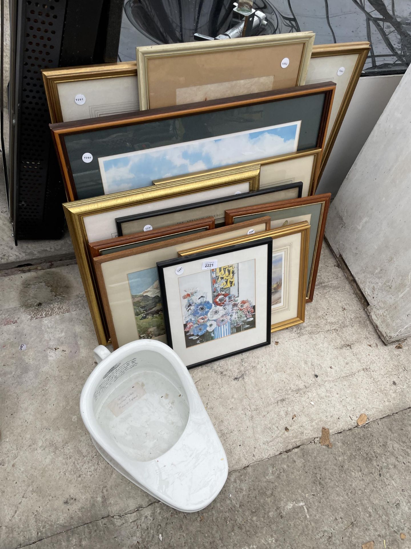 AN ASSORTMENT OF FRAMED PRINTS AND PICTURES