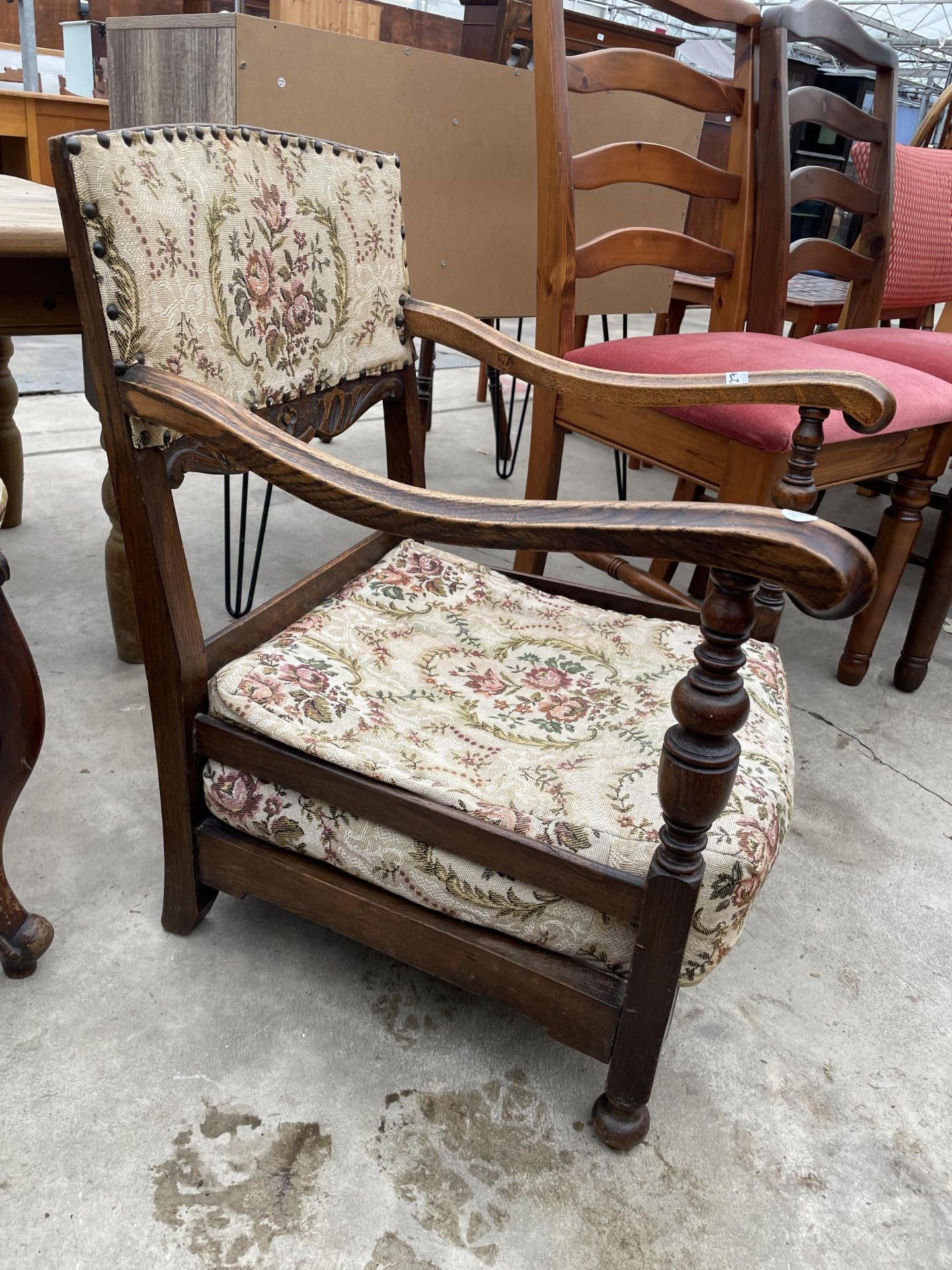 A MID 20TH CENTURY OAK LOW FIRESIDE CHAIR - Image 3 of 4