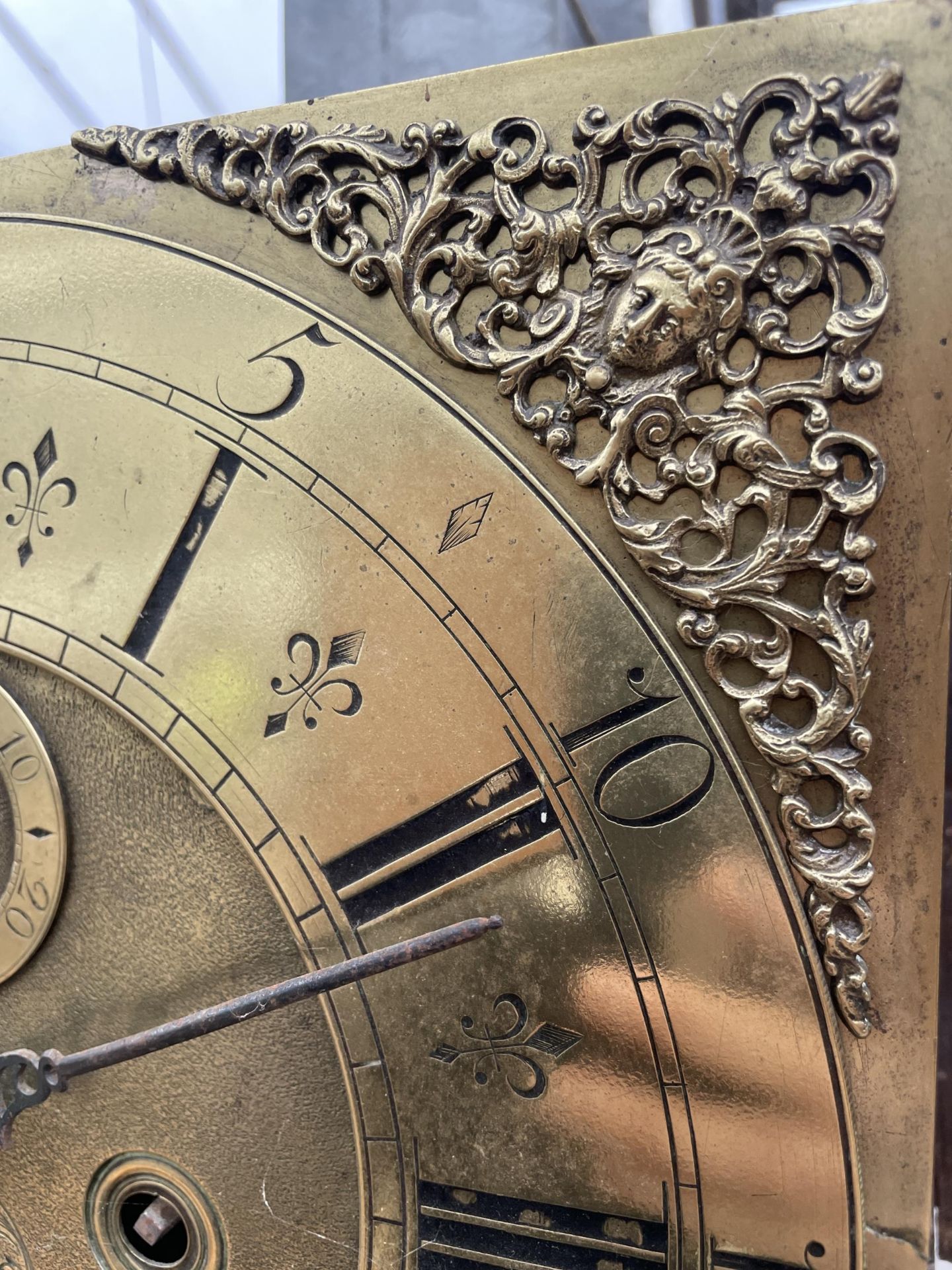 AN 18TH CENTURY OAK AND CROSSBANDED EIGHT-DAY LONGCASE CLOCK WITH SQUARE BRASS FACE, SHEPLEY, - Bild 3 aus 7