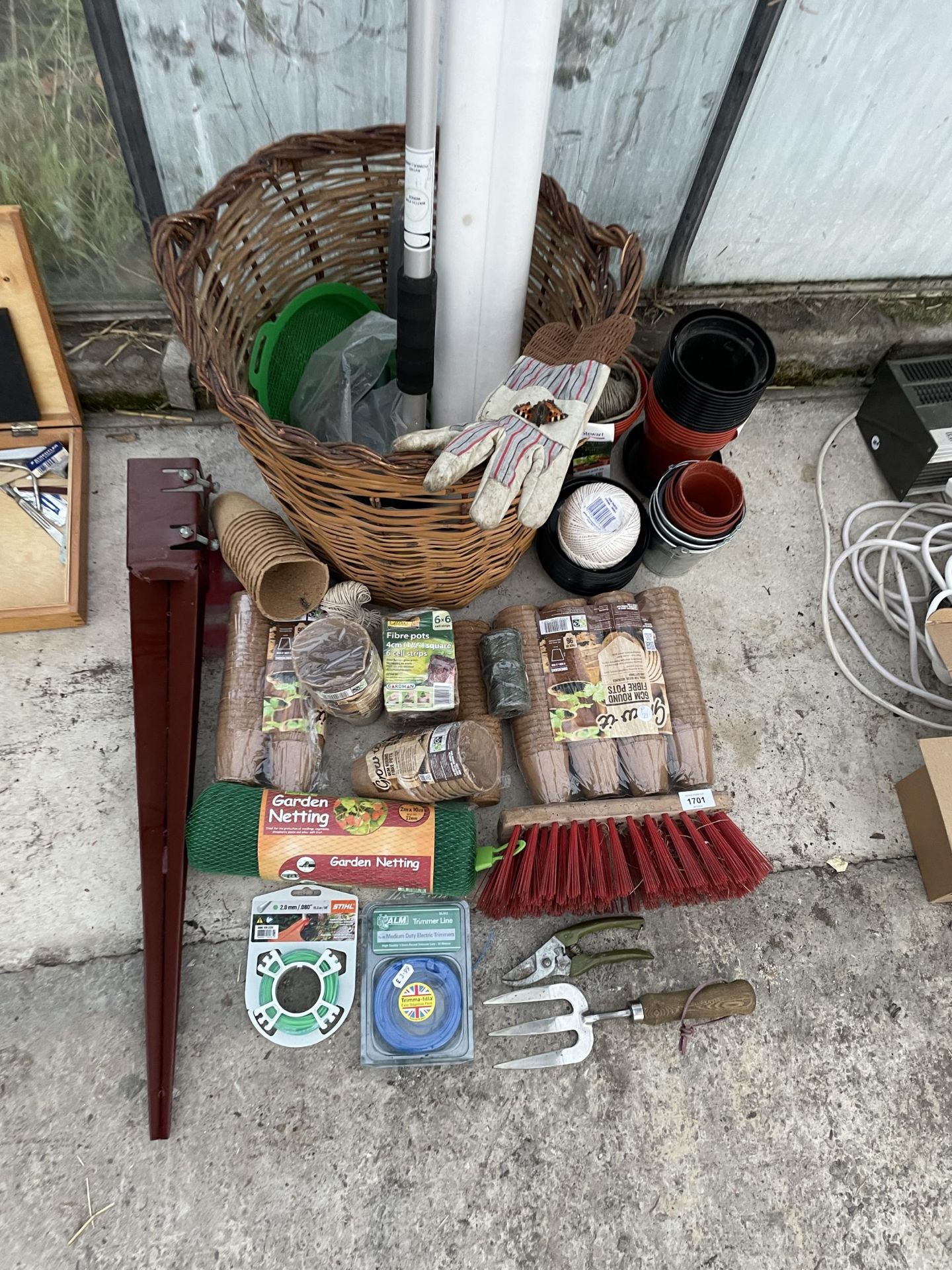 AN ASSORTMENT OF GARDEN ITEMS TO INCLUDE FIBRE POTS, FLEECE AND A BASKET ETC - Image 2 of 5