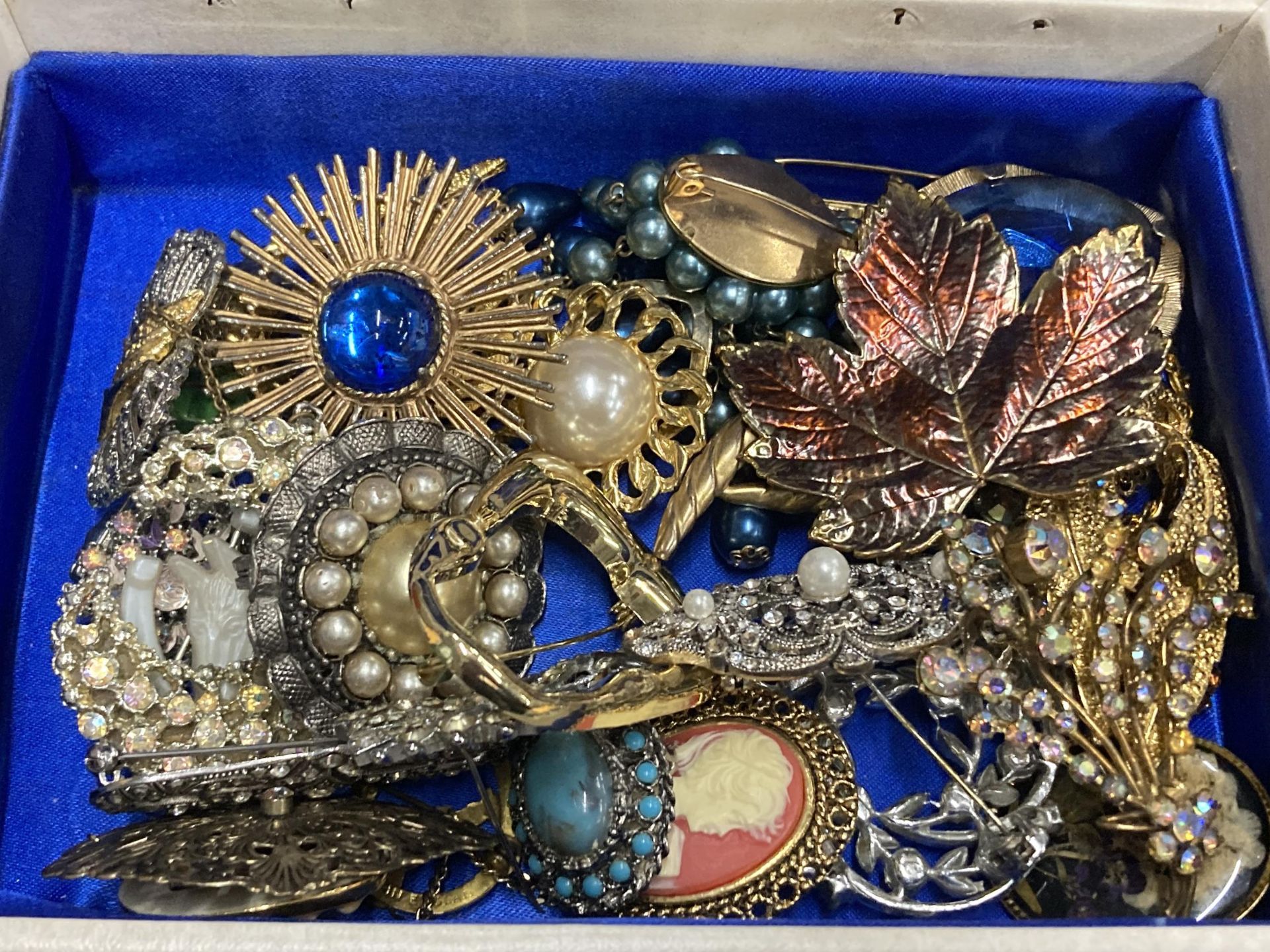 A GROUP OF ASSORTED COSTUME JEWELLERY TO INCLUDE WOODEN DISPLAY STAND AND BOX OF BROOCHES - Image 3 of 4