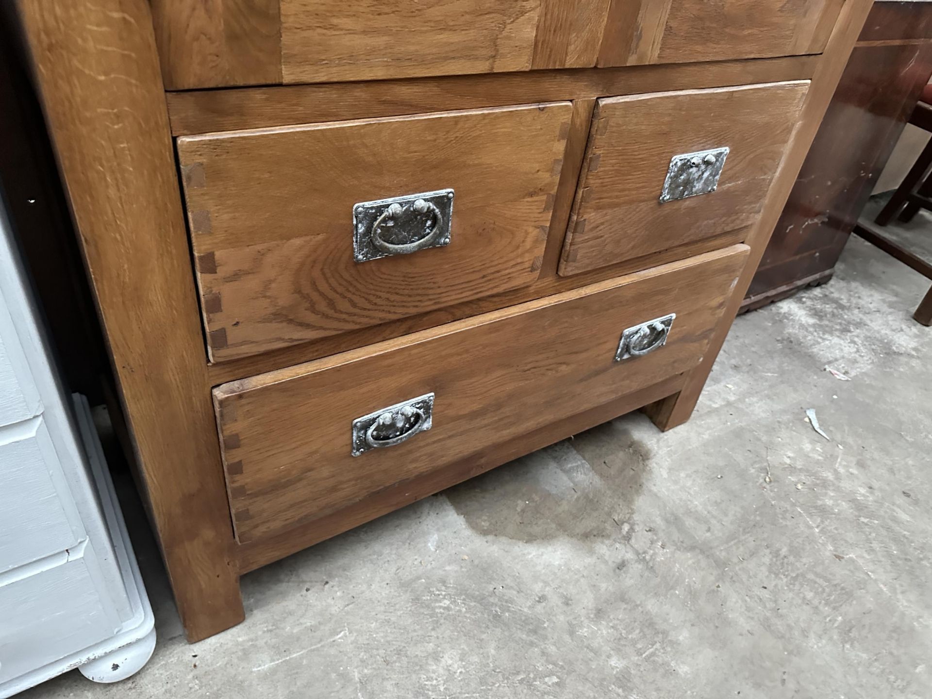 AN OAK CABINET WITH TWO GLAZED DOORS AND SIDES WITH TWO SHORT AND ONE LONG DRAWER - Image 4 of 4