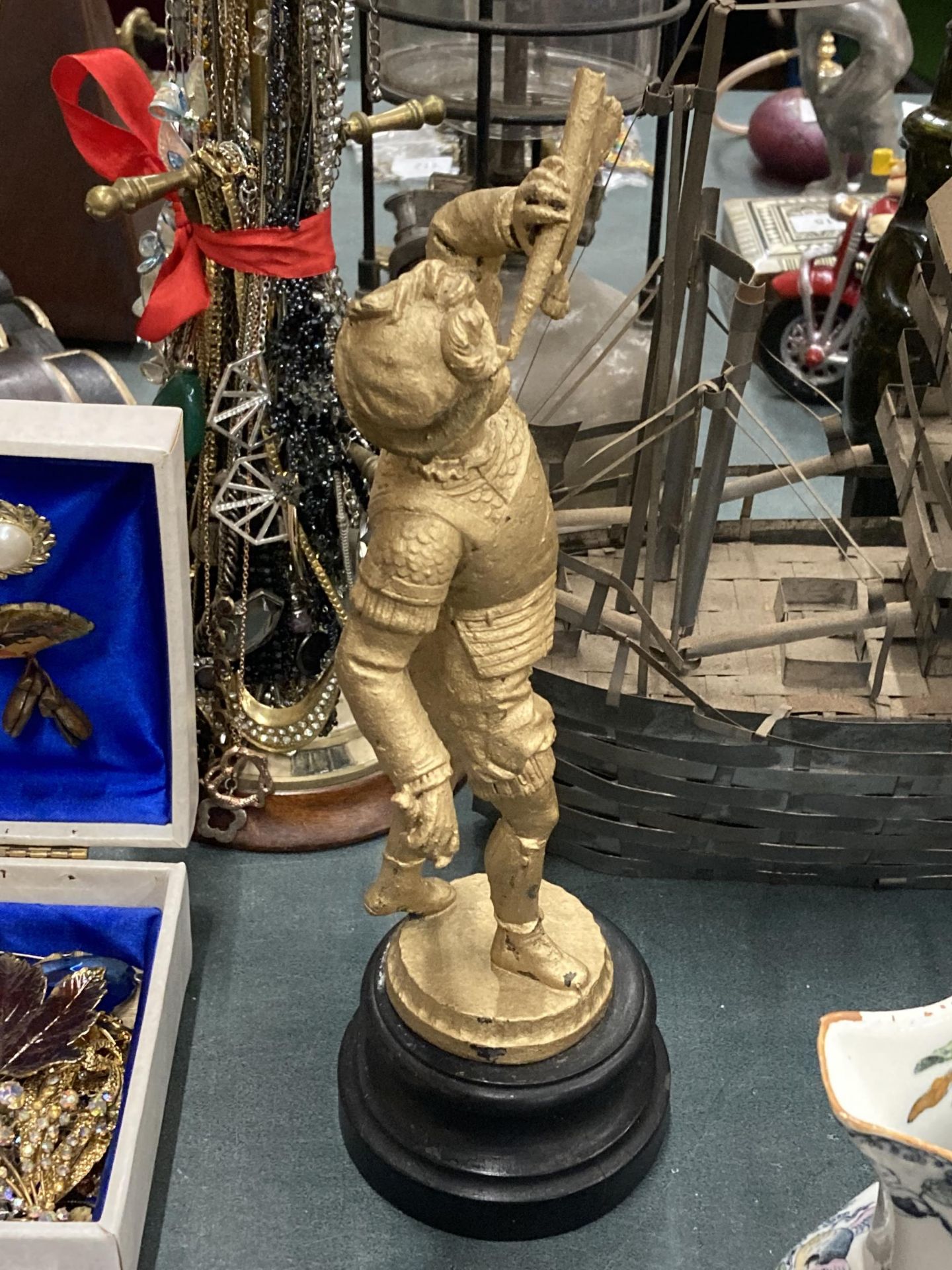 A GILT DESIGN SPELTER ITALIAN TRUMPETEER ON PEDESTAL - Image 2 of 3