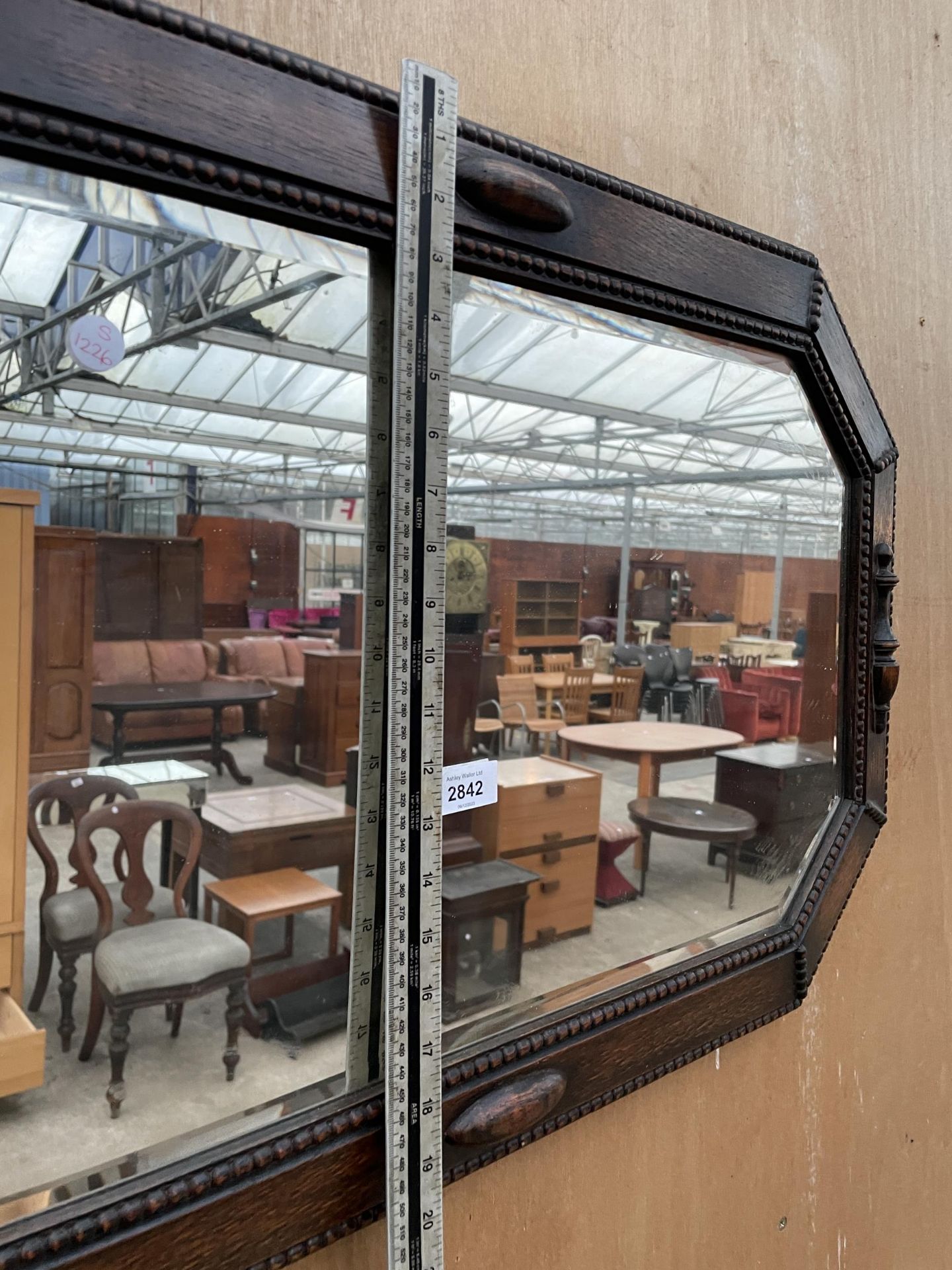 AN EARLY 20TH CENTURY OAK WALL MIRROR, 31 X 20" - Image 3 of 3