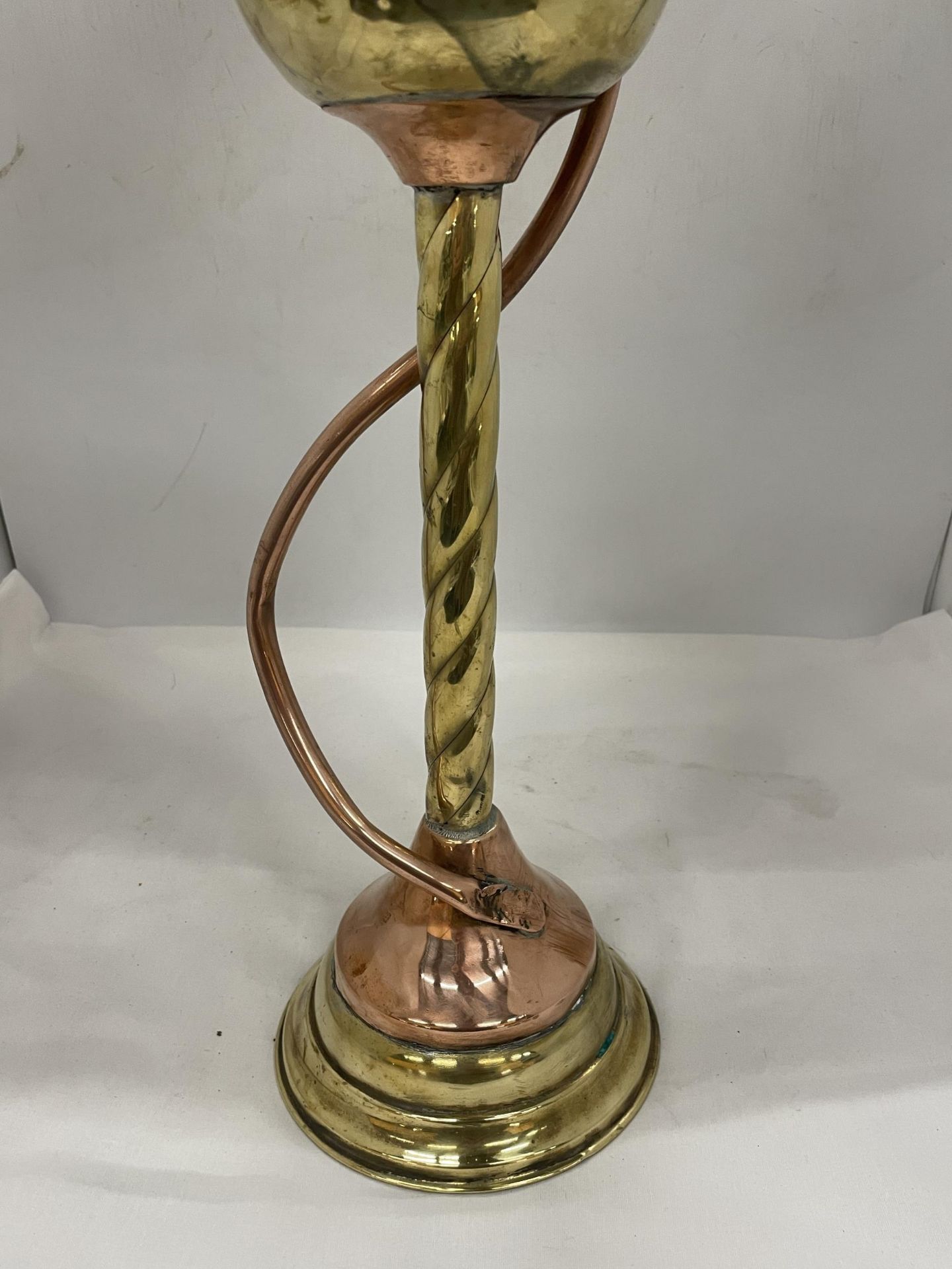 A VINTAGE OIL LAMP WITH MABER COLOURED GLASS SHADE, GLASS FUNNEL AND A BRASS AND COPPER TWISTED BASE - Image 4 of 4