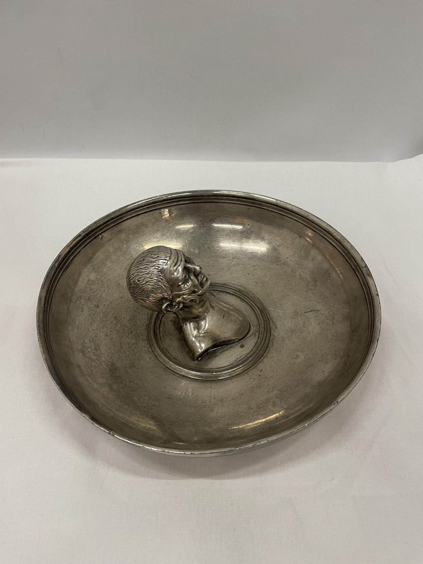 A REPLICA OF THE ROMAN BOSCOREALE TREASURE DISH WITH THE BUST OF A MAN INSIDE - Bild 3 aus 4