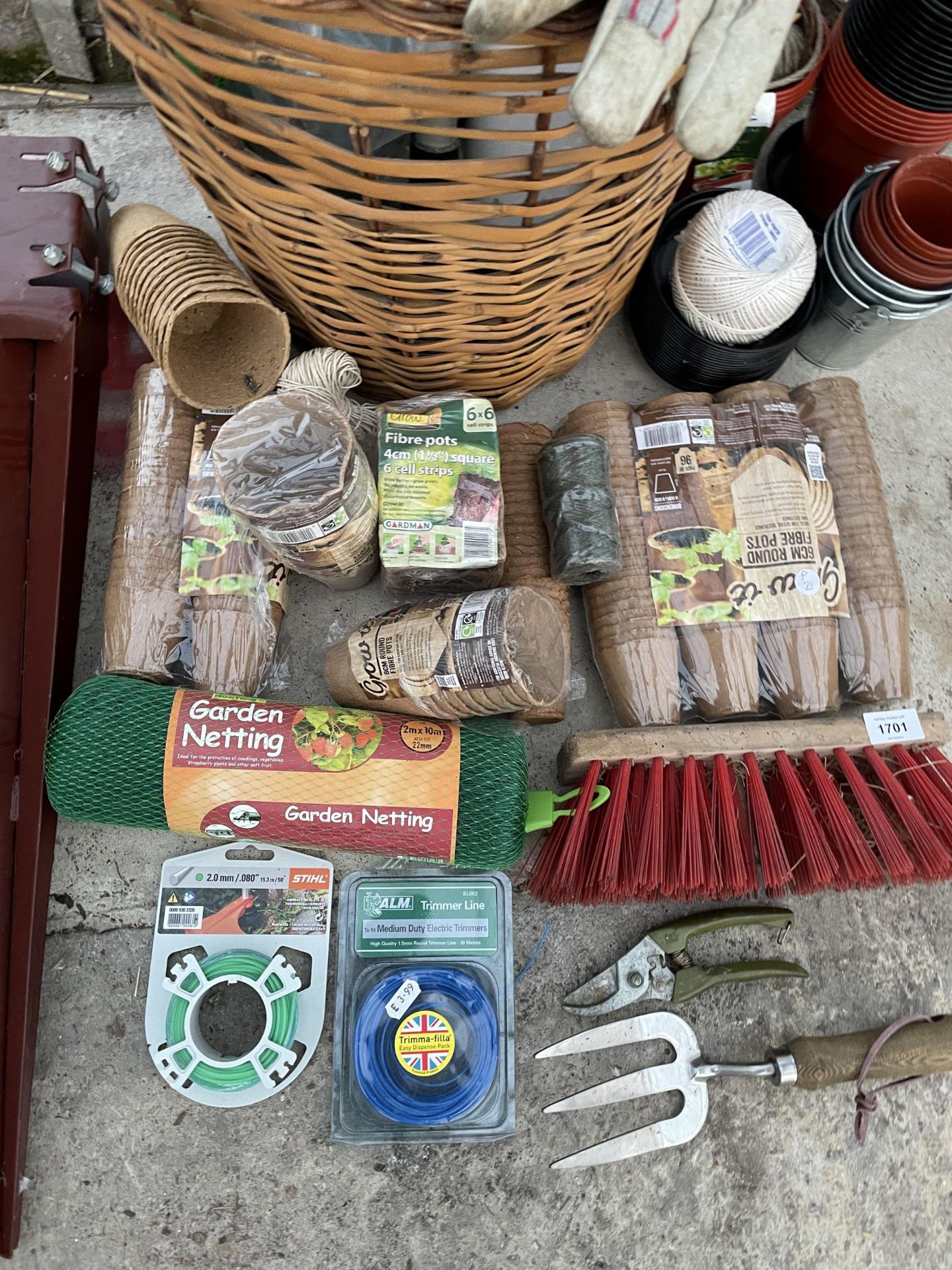 AN ASSORTMENT OF GARDEN ITEMS TO INCLUDE FIBRE POTS, FLEECE AND A BASKET ETC - Image 3 of 5