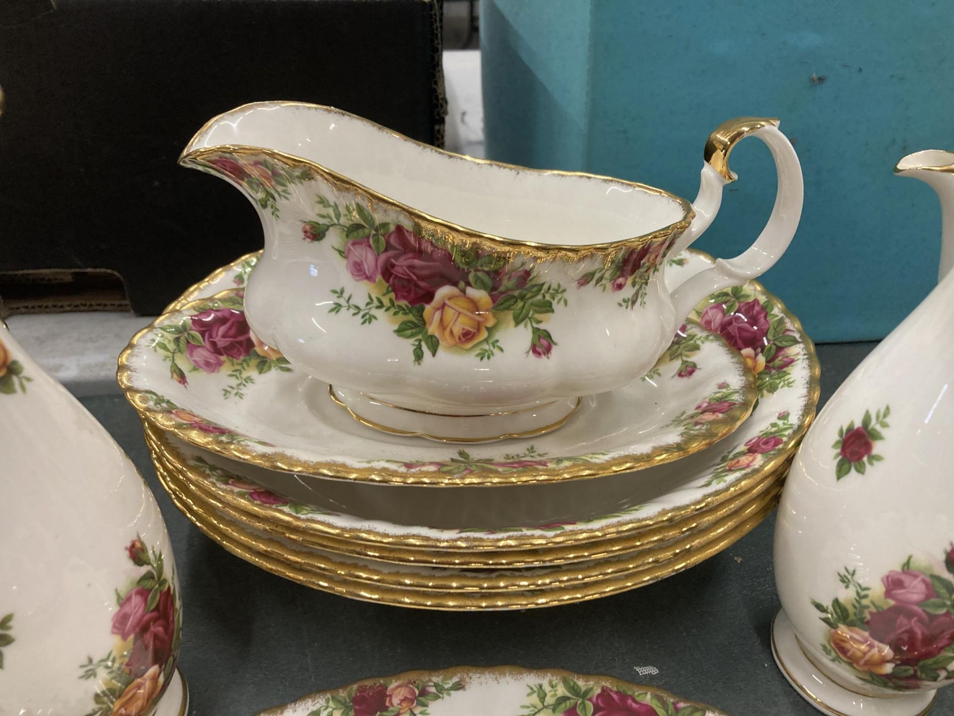 A LARGE FIFTY PLUS PIECE ROYAL ALBERT OLD COUNTRY ROSES DINNER / TEA SERVICE - Image 5 of 5