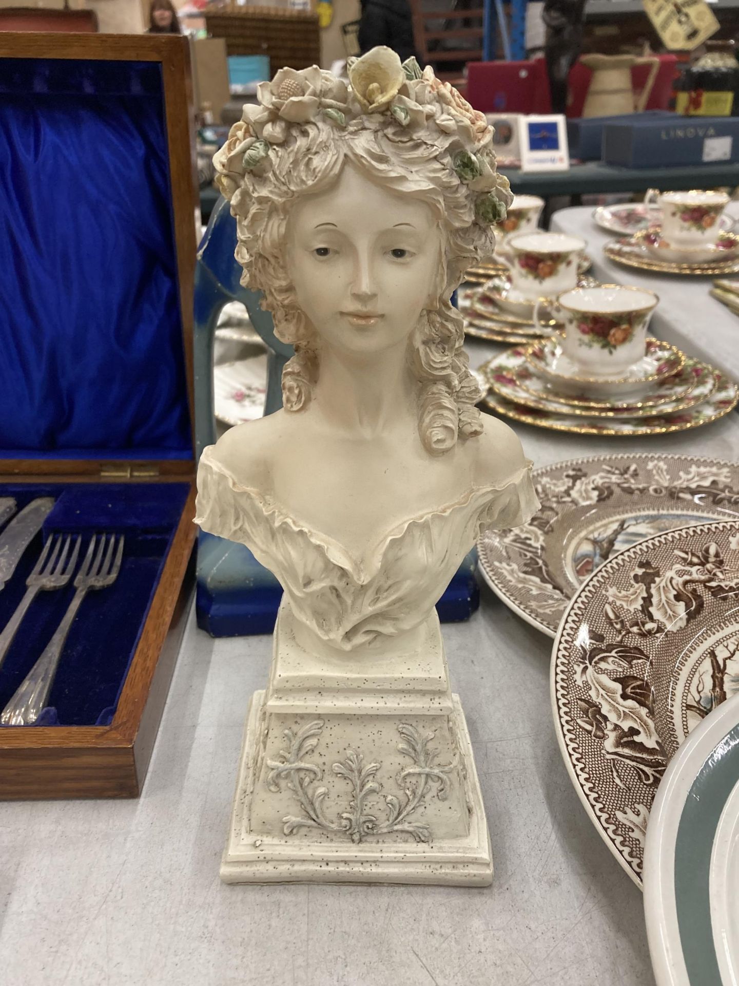 AN ART NOUVEAU STYLE STATUE OF A LADY