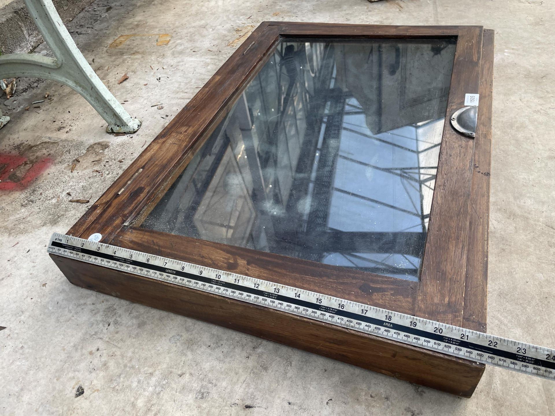 A VINTAGE WOODEN TABLE TOP JEWELLERY DISPLAY CASE - Image 4 of 4