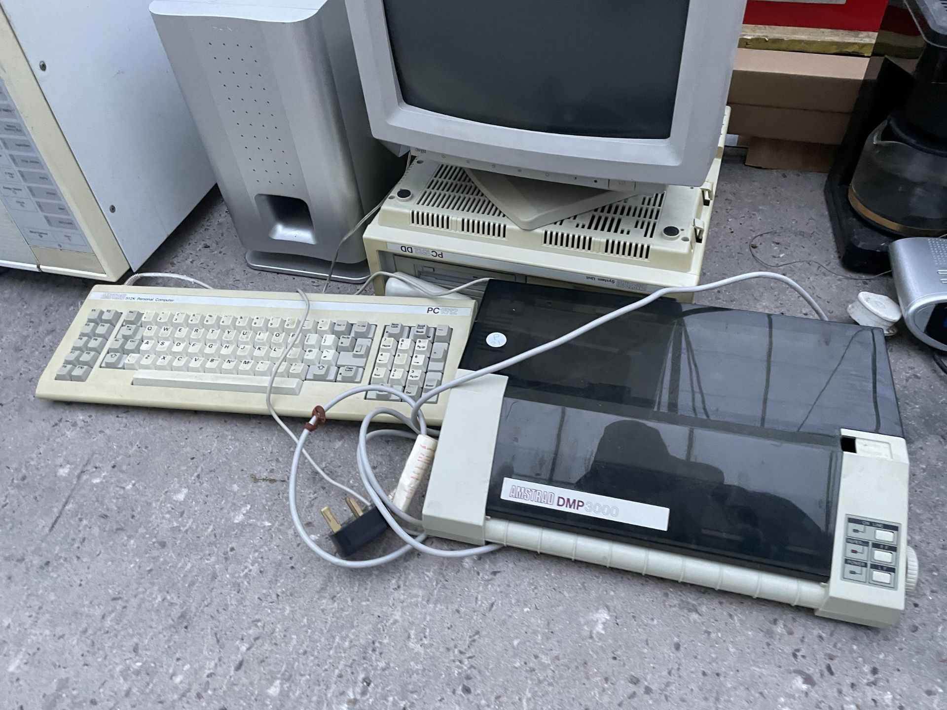 AN ASSORTMENT OF COMPUTER ITEMS TO INCLUDE MONITORS, TOWERS AND KEYBOARDS ETC - Bild 2 aus 6