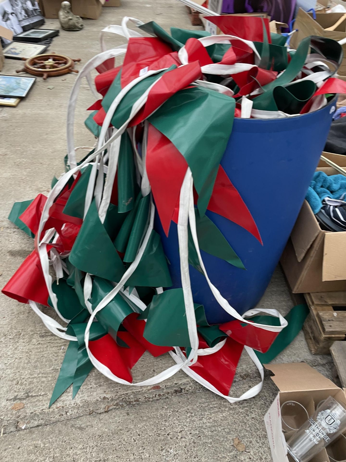A LARGE QUANTITY OF RED AND GREEN BUNTING - Bild 2 aus 3