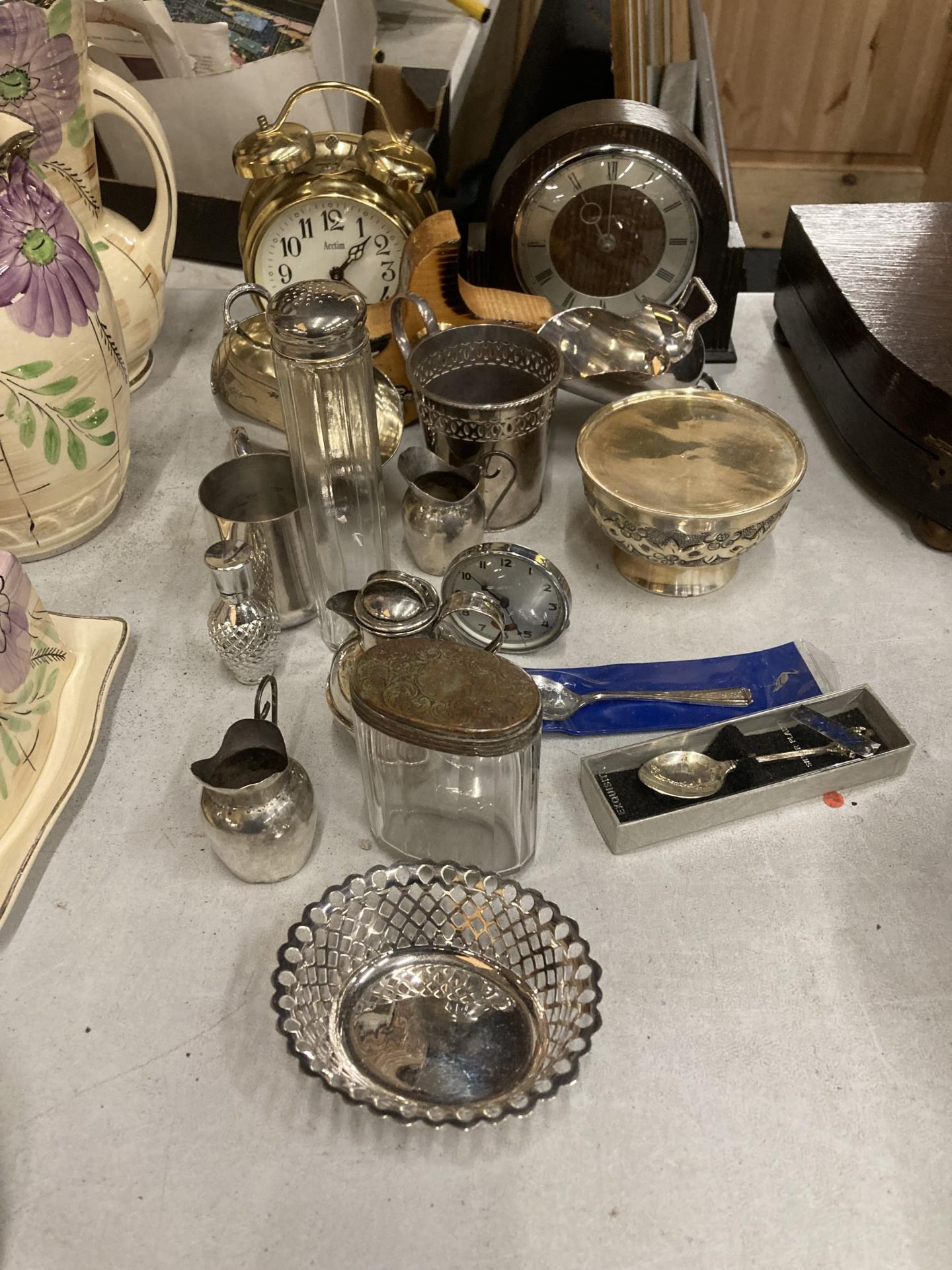 A MIXED LOT TO INCLUDE MANTLE CLOCK, SILVER PLATED WARES, ACCTIM ALARM CLOCK ETC