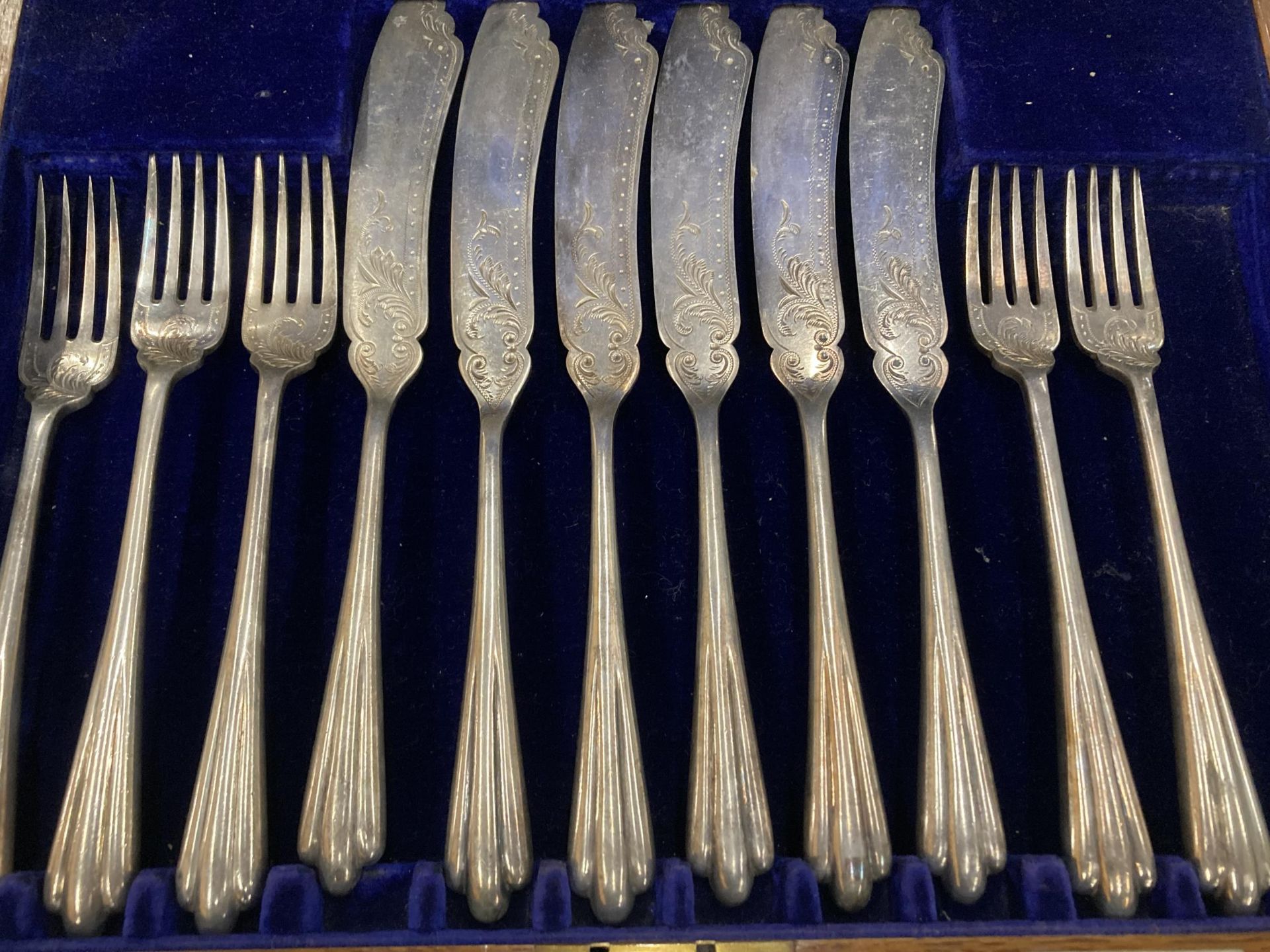 A VINTAGE ELKINGTON & CO SILVER PLATED CUTLERY SET - Image 2 of 5