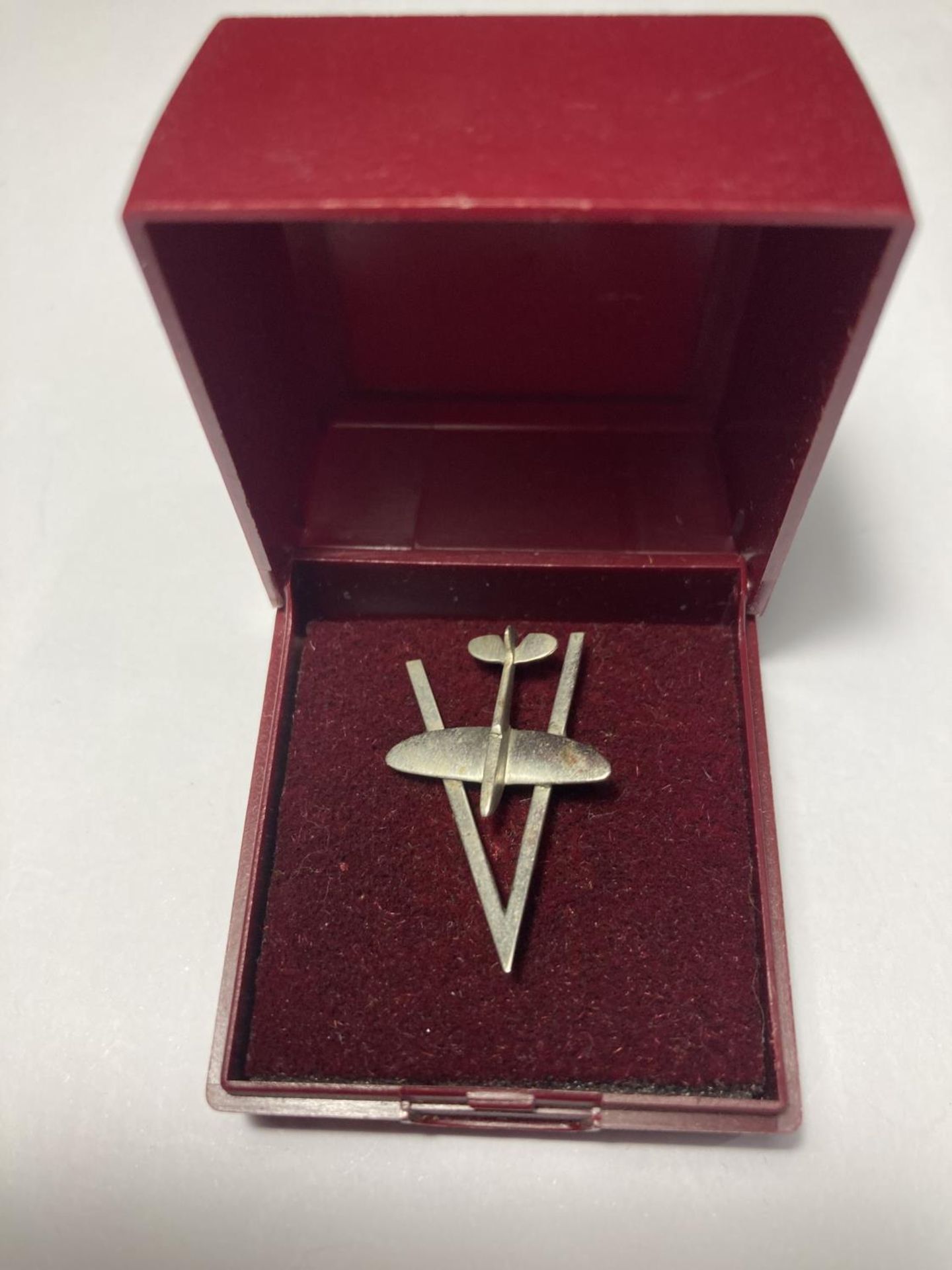 A BOXED SPITFIRE VICTORY V BROOCH
