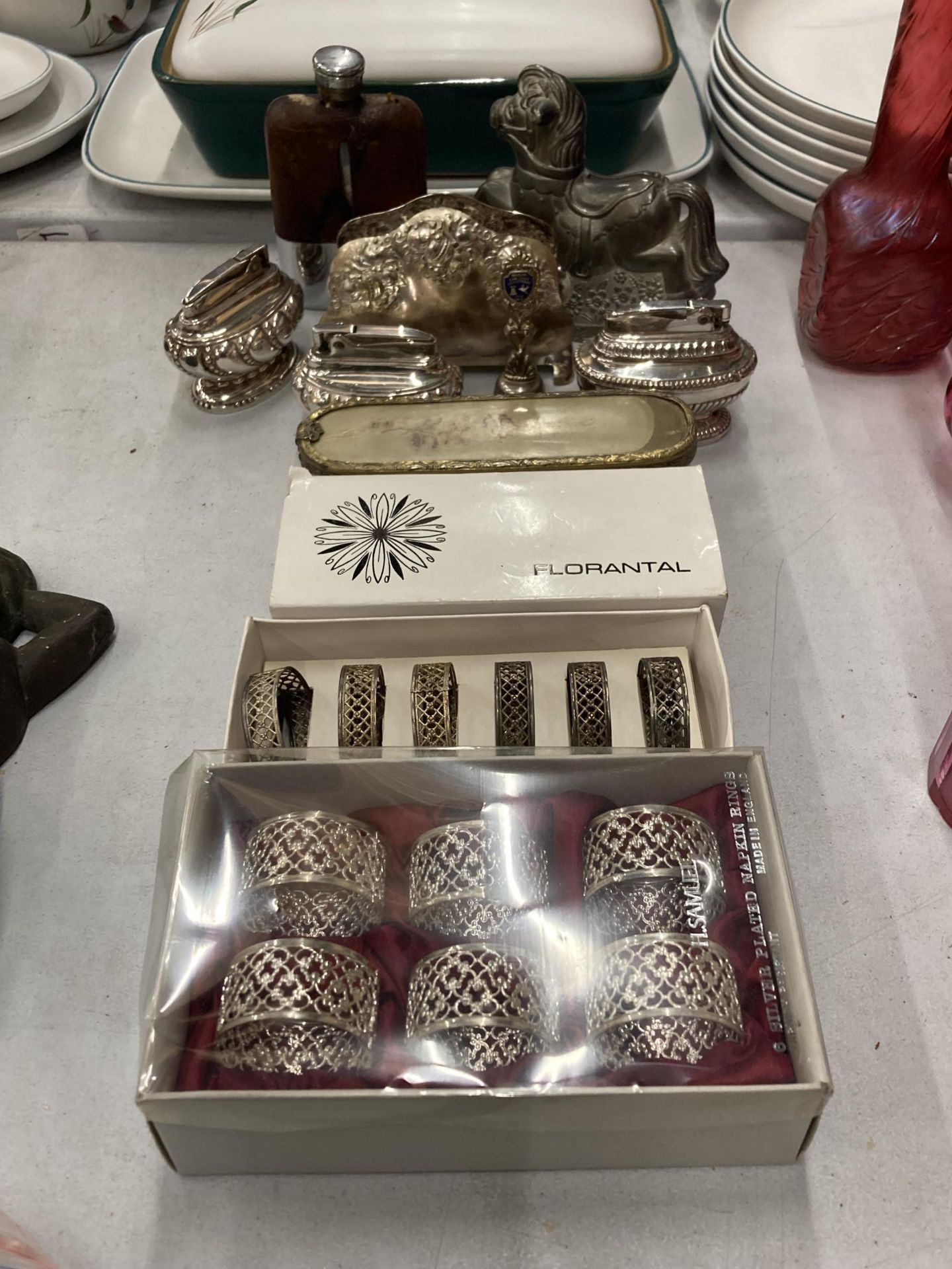 A GROUP OF SILVER PLATED ITEMS - BOXED NAPKIN RINGS, HIP FLASK ETC