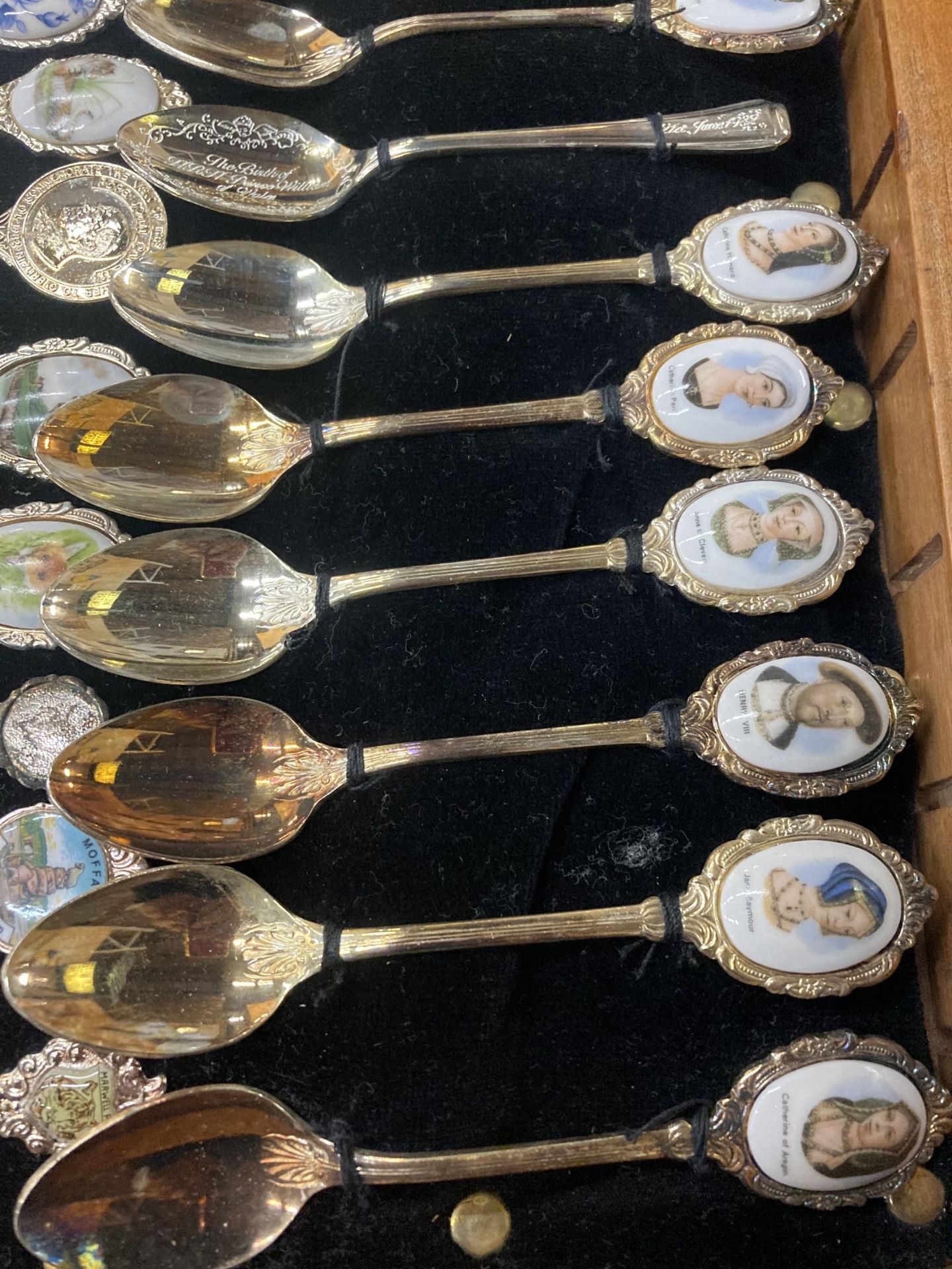 A WOODEN DISPLAY BOX CONTAINING ASSORTED COLLECTABLE SILVER PLATED TEASPOONS - Image 4 of 5