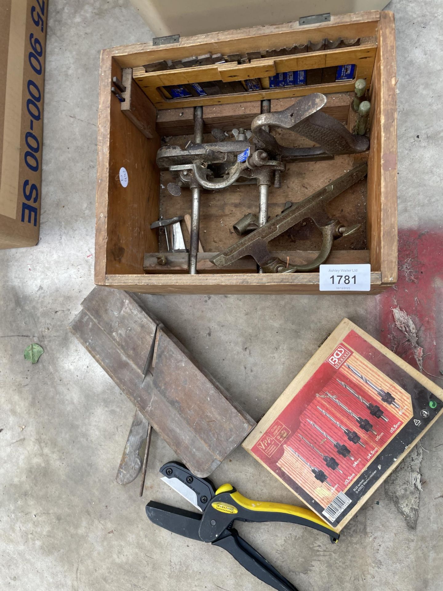 AN ASSORTMENT OF HAND TOOLS TO INCLUDE A WOOD PLANE, CHISELS AND A BRACE DRILL ETC - Bild 3 aus 4