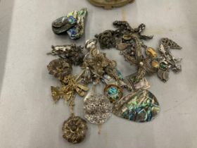 A GROUP OF COSTUME JEWELLERY BROOCHES ETC