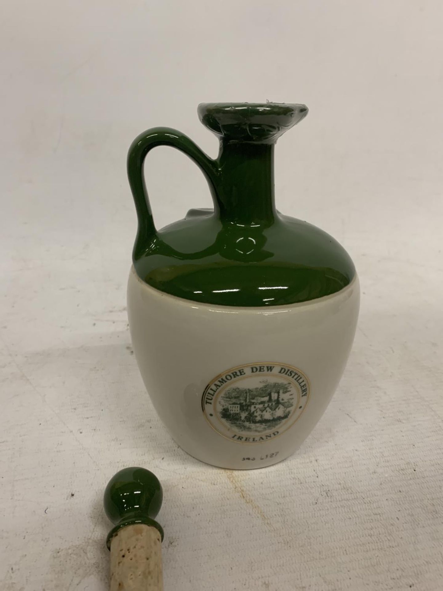 A TULLAMORE DEW FINEST OLD IRISH WHISKEY IN A CERAMIC JUG, 700ML, BOXED - Image 2 of 2