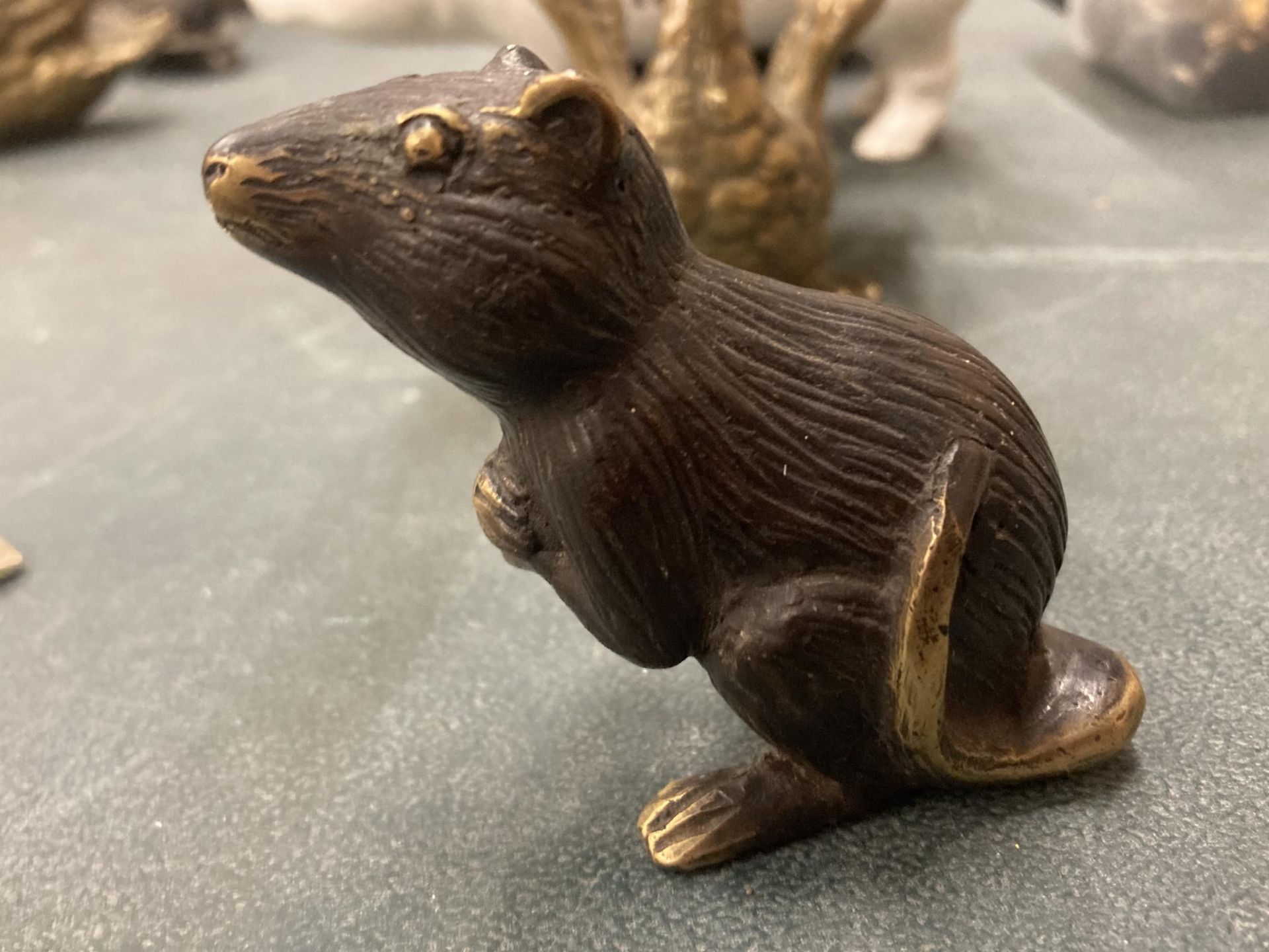 A SMALL BRONZE MODEL OF A MOUSE - Image 2 of 4
