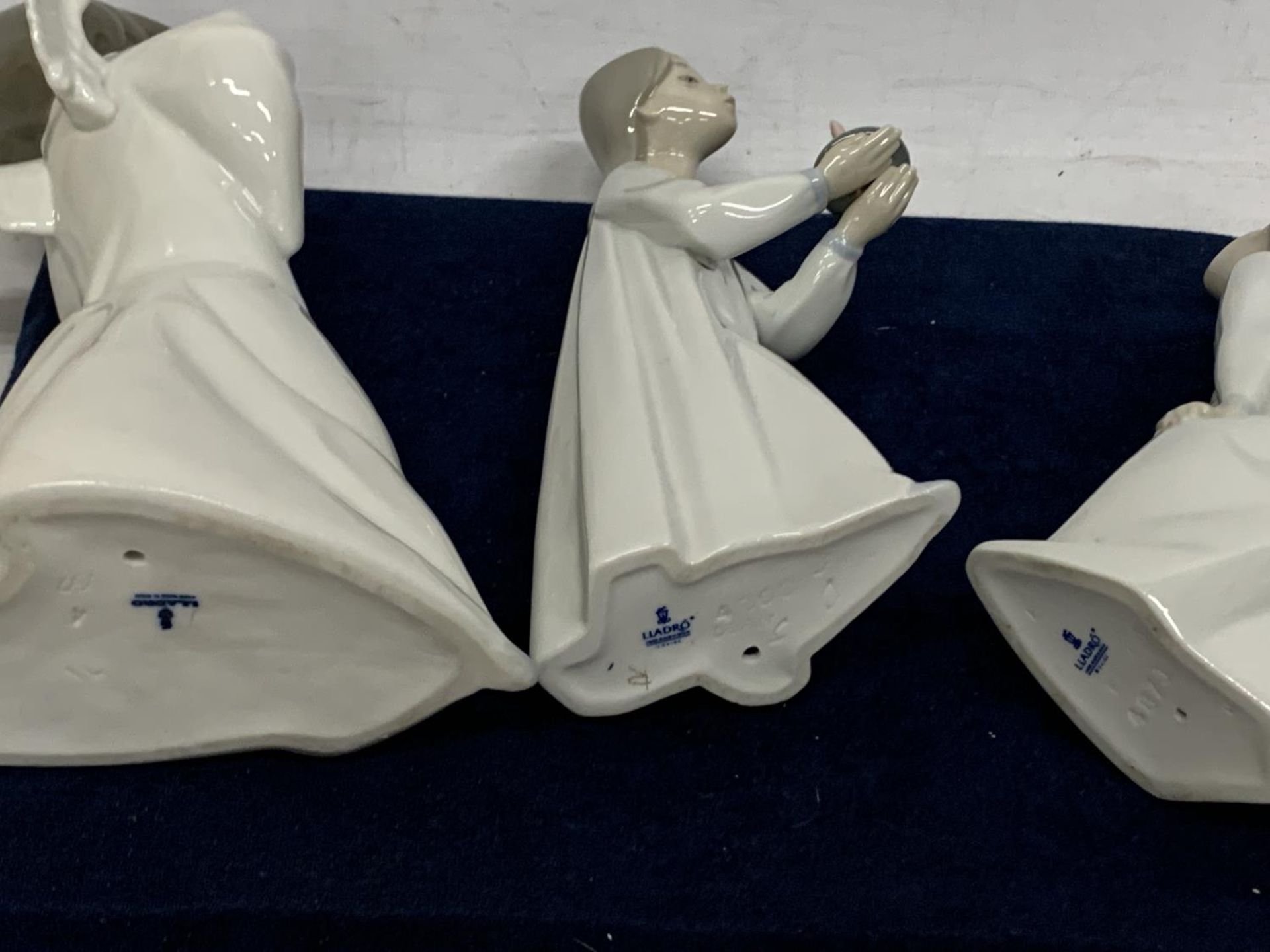 THREE LLADRO FIGURES TO INCLUDE AN ANGEL AND TWO GIRLS - Image 3 of 3