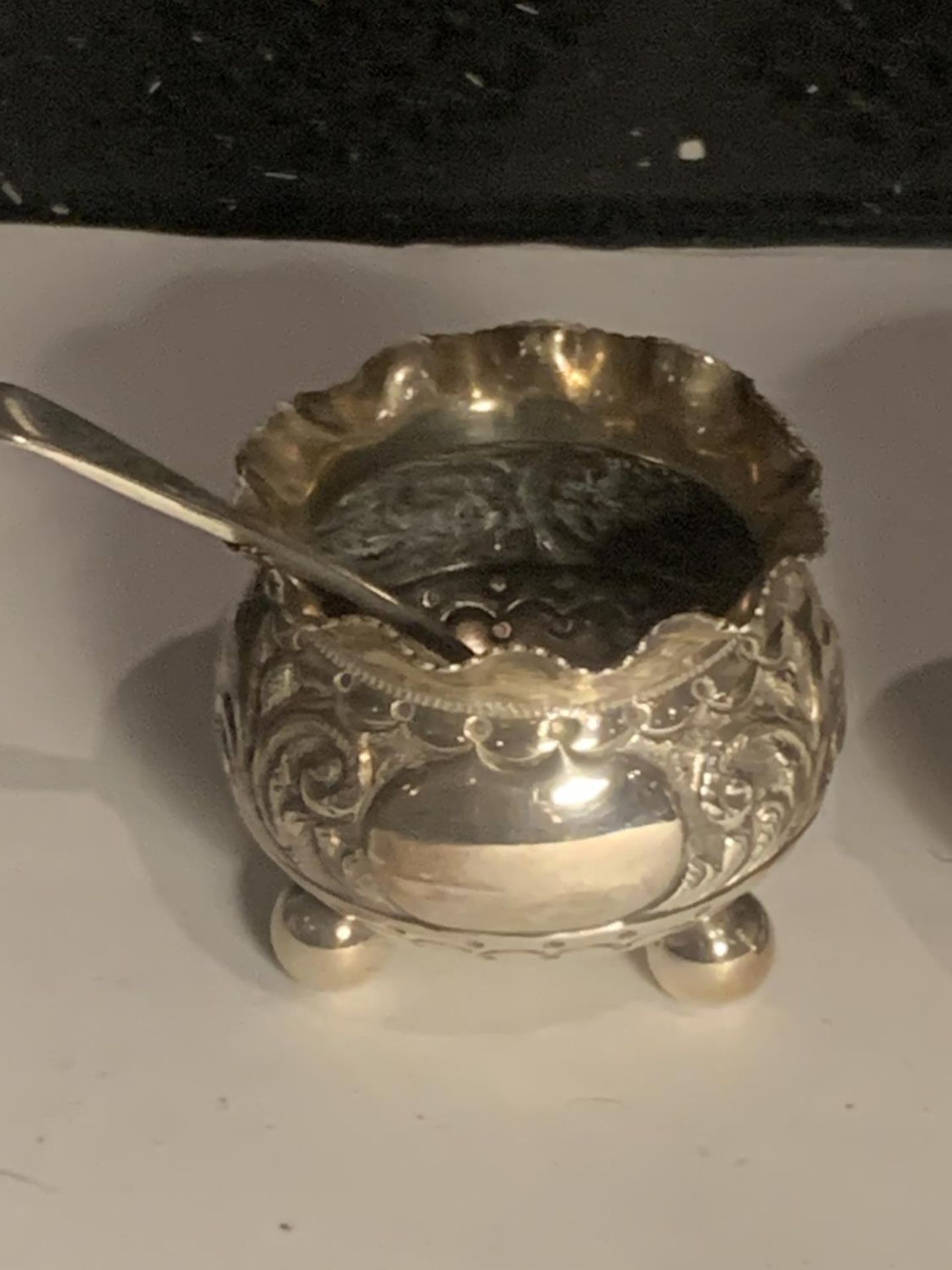 A PAIR OF HALLMARKED BIRMINGHAM SILVER DECORATIVE SALTS WITH HALLMARKED SILVER SPOONS WEIGHT 32.25 - Image 2 of 5
