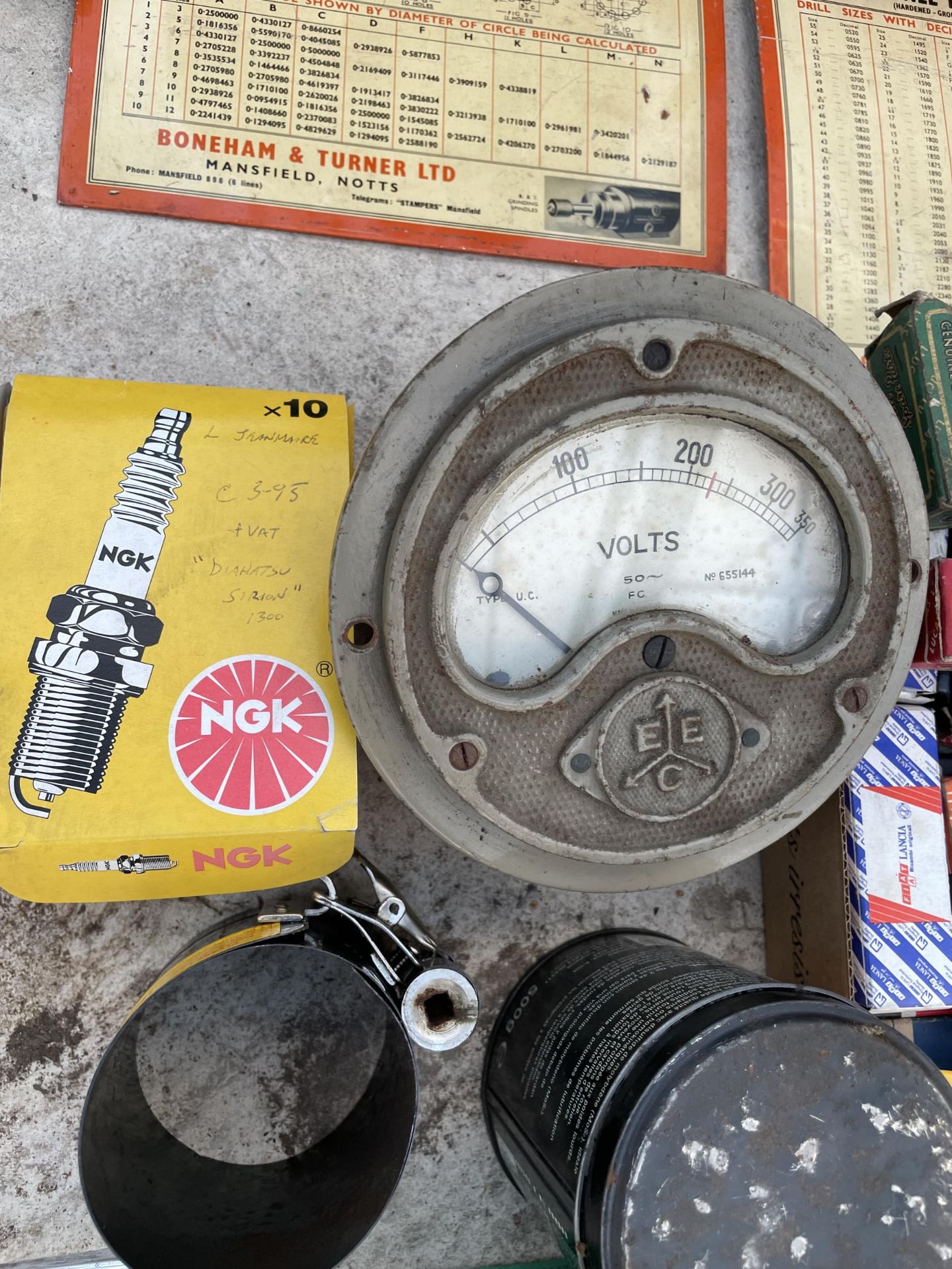 AN ASSORTMENT OF VINTAGE ITEMS TO INCLUDE SPARK PLUGS, A VOLT METER AND OIL CANS ETC - Bild 3 aus 5