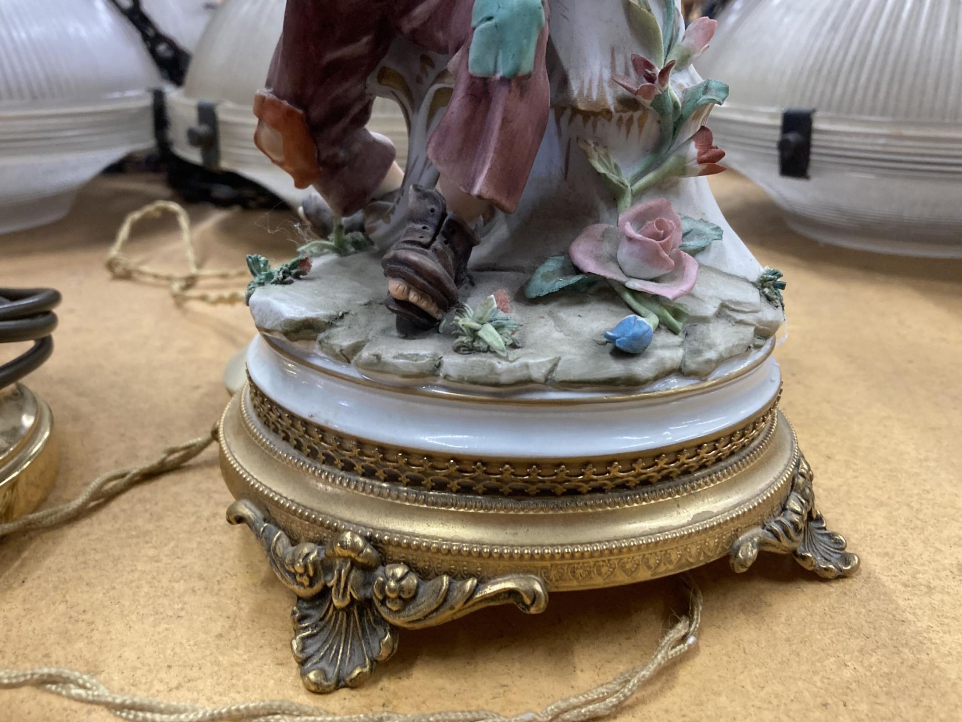 AN ITALIAN FIGURAL POTTERY TABLE LAMP AND SHADE ON GILT METAL BASE - Image 3 of 3