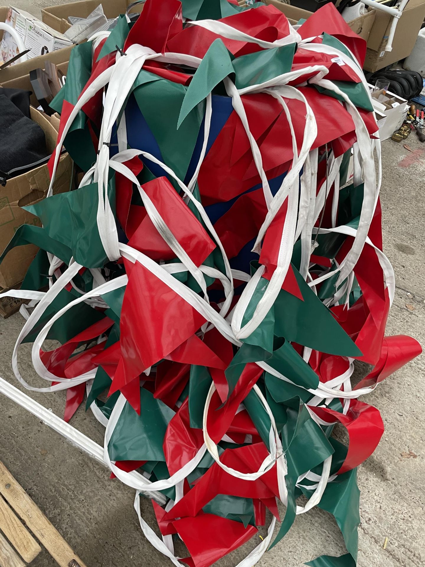 A LARGE QUANTITY OF RED AND GREEN BUNTING - Image 3 of 3