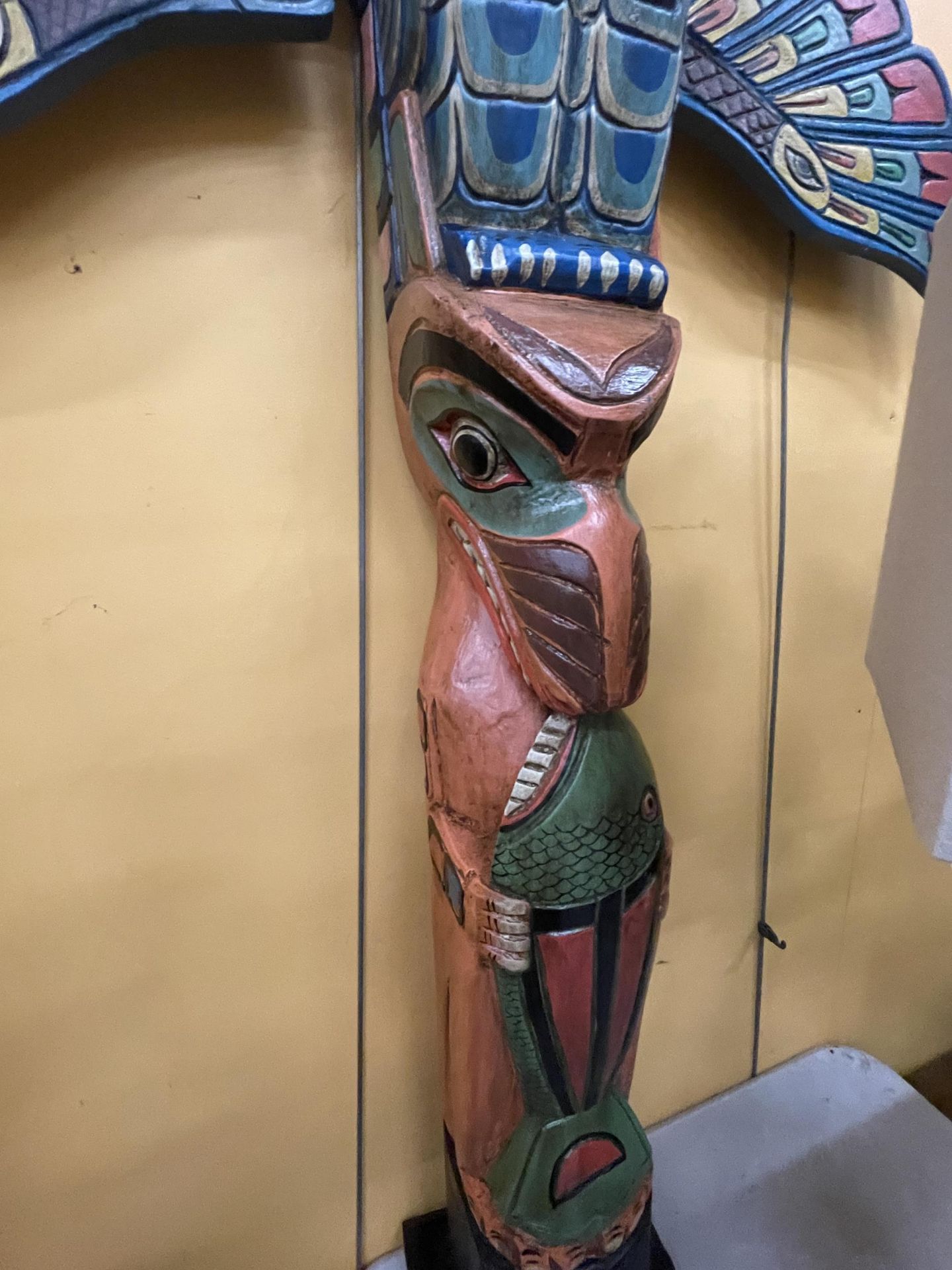 A LARGE WOODEN TOTEM POLE FIGURE - Image 3 of 4