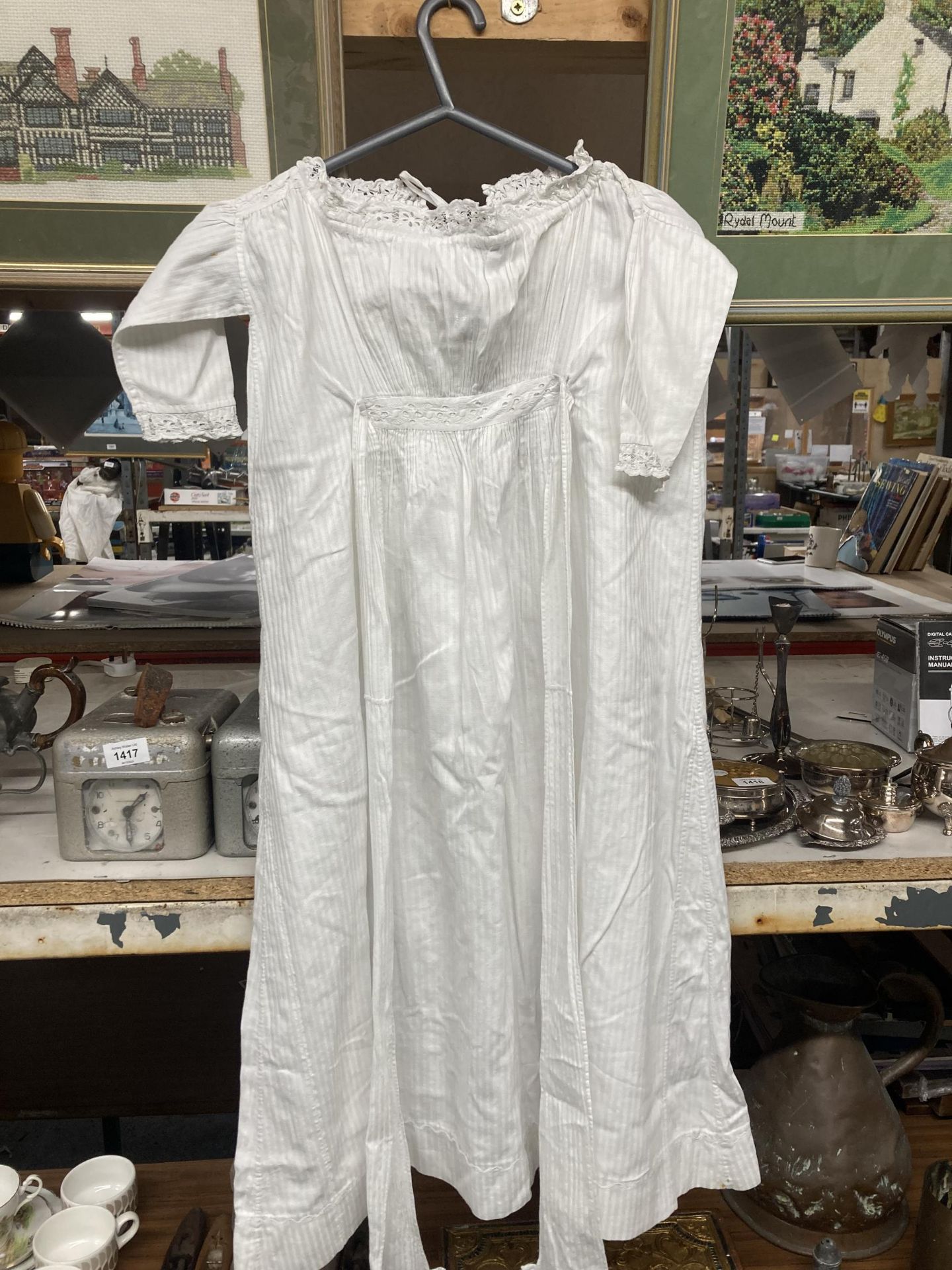 A COLLECTION OF EDWARDIAN COTTON CLOTHING TO INCLUDE UNDER GARMENTS, NIGHT WEAR, ETC - Image 2 of 3