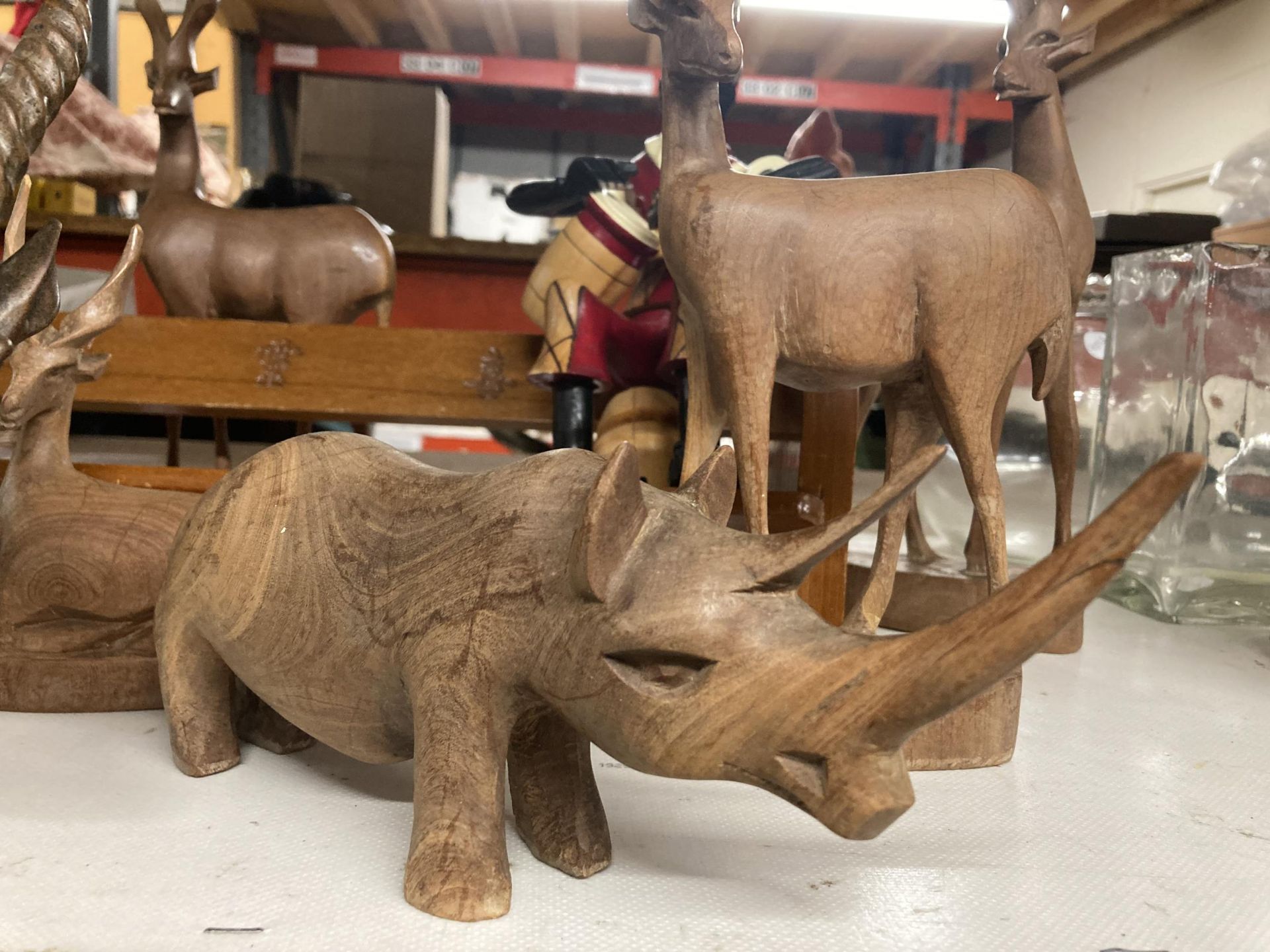 A COLLECTION OF CARVED WOODEN ANIMALS TO INCLUDE ANTELOPES, A RHINOCEROUS, ETC, A BOOK SHELF WITH - Image 5 of 7