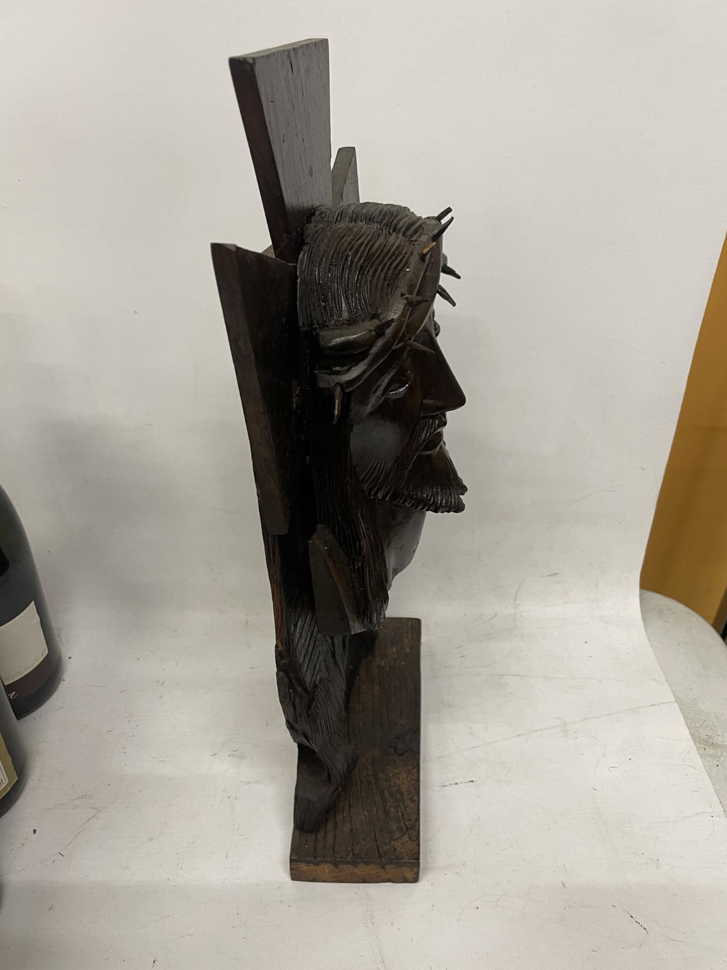 A VINTAGE CARVED WOODEN JESUS ON THE CROSS STATUE - Image 2 of 4