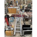 TWO ALUMINIUM LADDERS TO INCLUDE A 21 RUNG EXTENDABLE TRIPLE LADDER AND A FOUR RUNG STEP LADDER