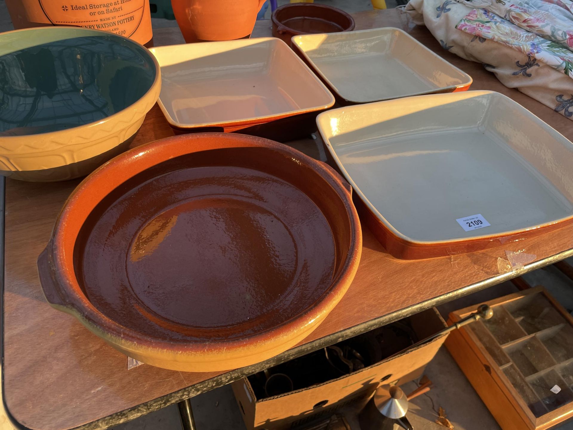 AN ASSORTMENT OF STONEWARE ITEMS TO INCLUDE A BREAD BIN, JUG AND DISHES ETC - Image 3 of 3