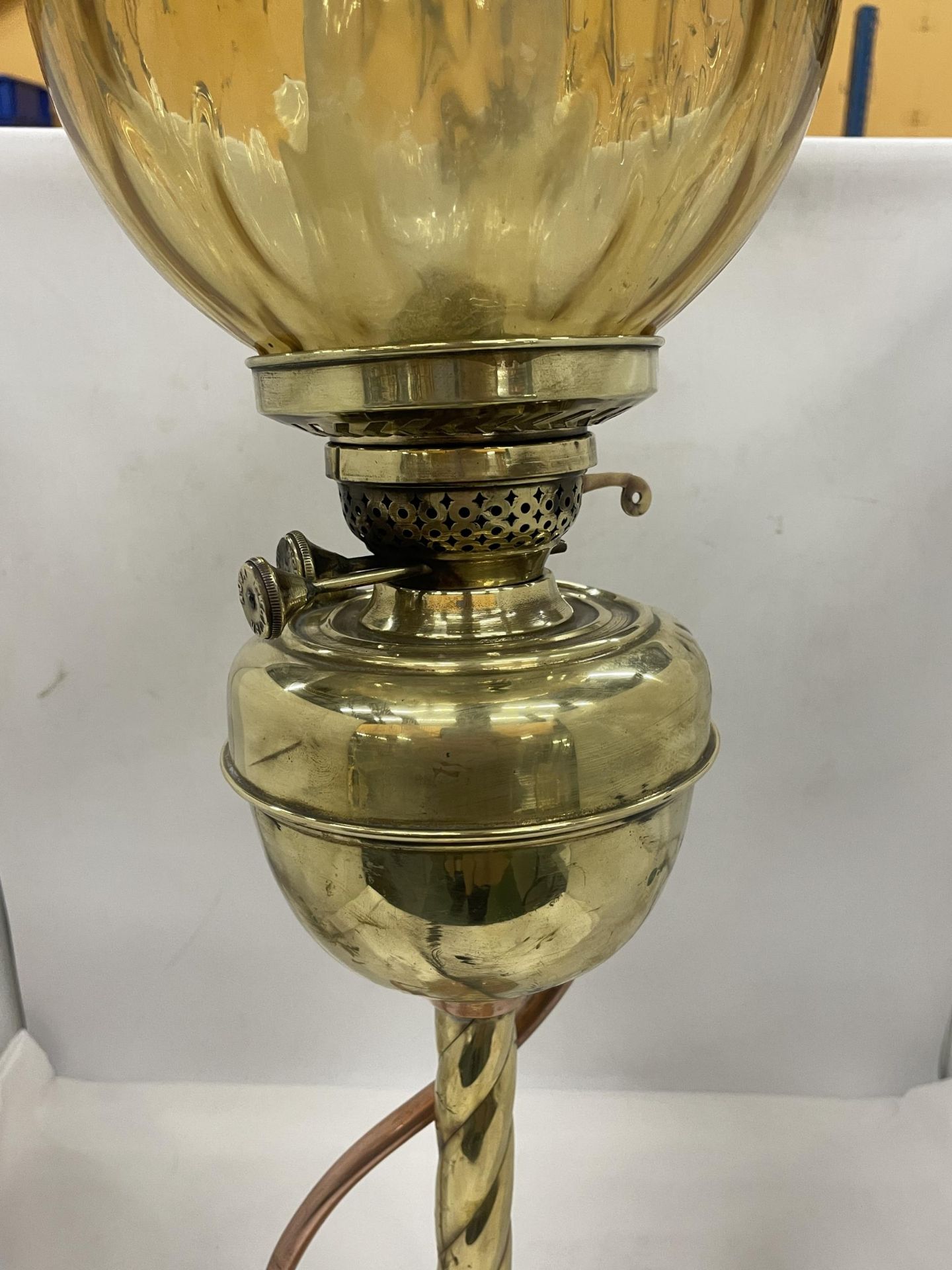 A VINTAGE OIL LAMP WITH MABER COLOURED GLASS SHADE, GLASS FUNNEL AND A BRASS AND COPPER TWISTED BASE - Image 3 of 4