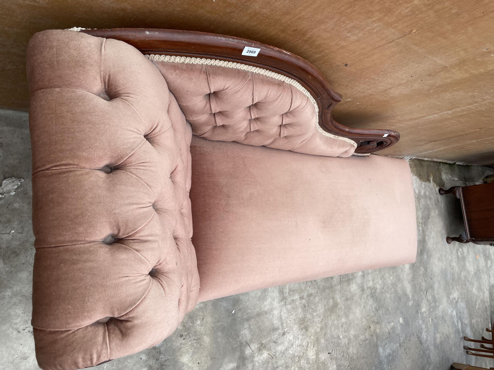 A VICTORIAN BEECH FRAMED CHAISE LONGUE ON TURNED LEGS - Image 4 of 4