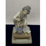 AN ORIENTAL LLADRO FIGURE OF A LADY WITH AN ORCHID