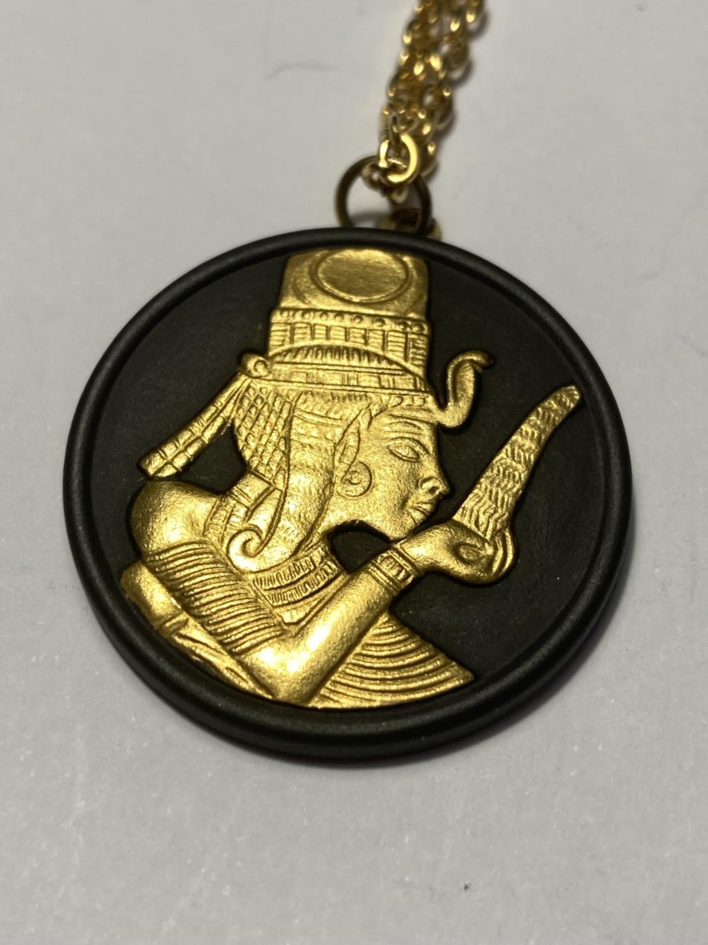 A WEDGWOOD BLACK AND GOLD JASPERWARE EGYPTIAN CHAIN AND PENDANT - Image 2 of 3