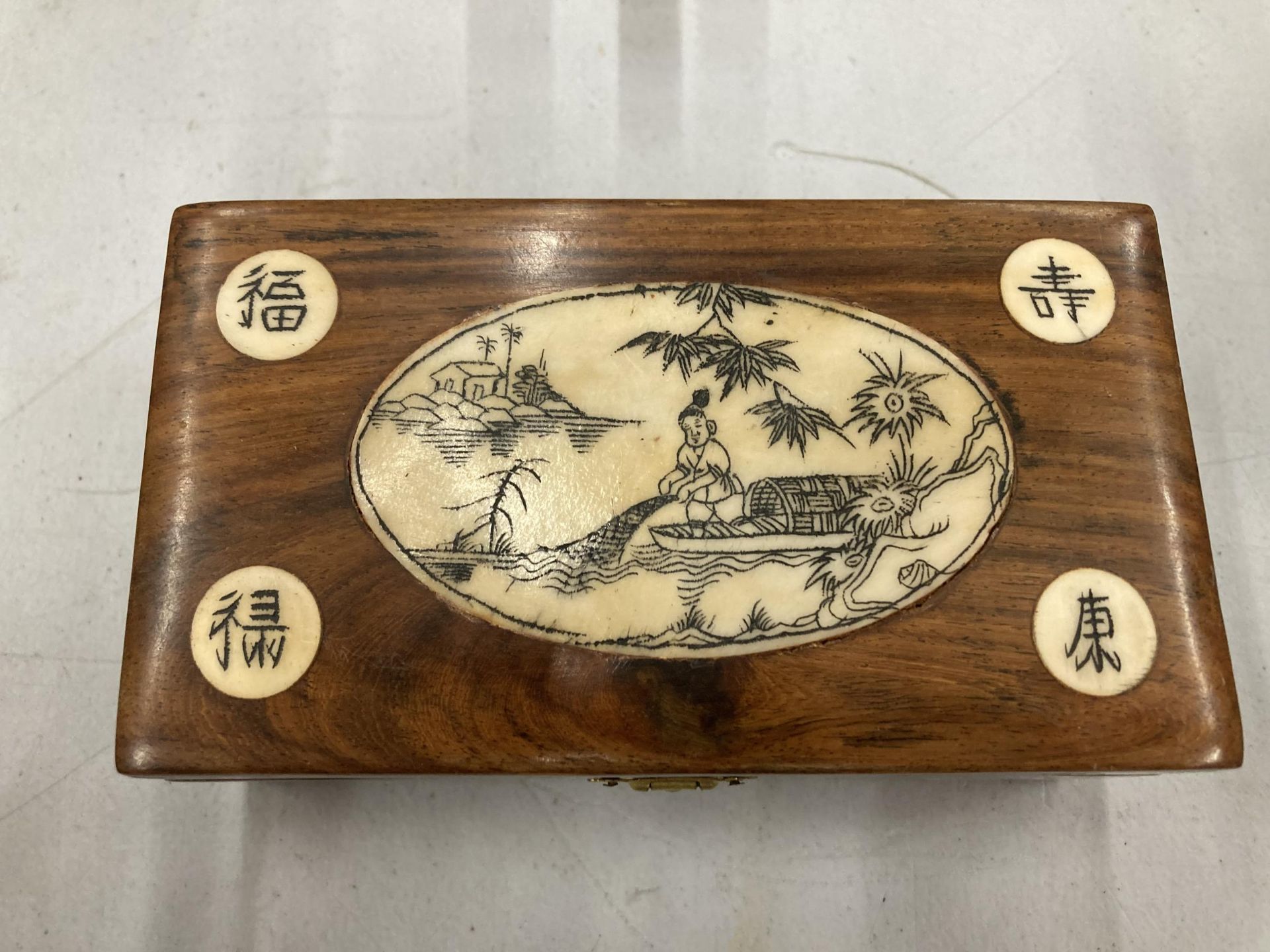 AN ORIENTAL INLAID BOX - Image 2 of 4