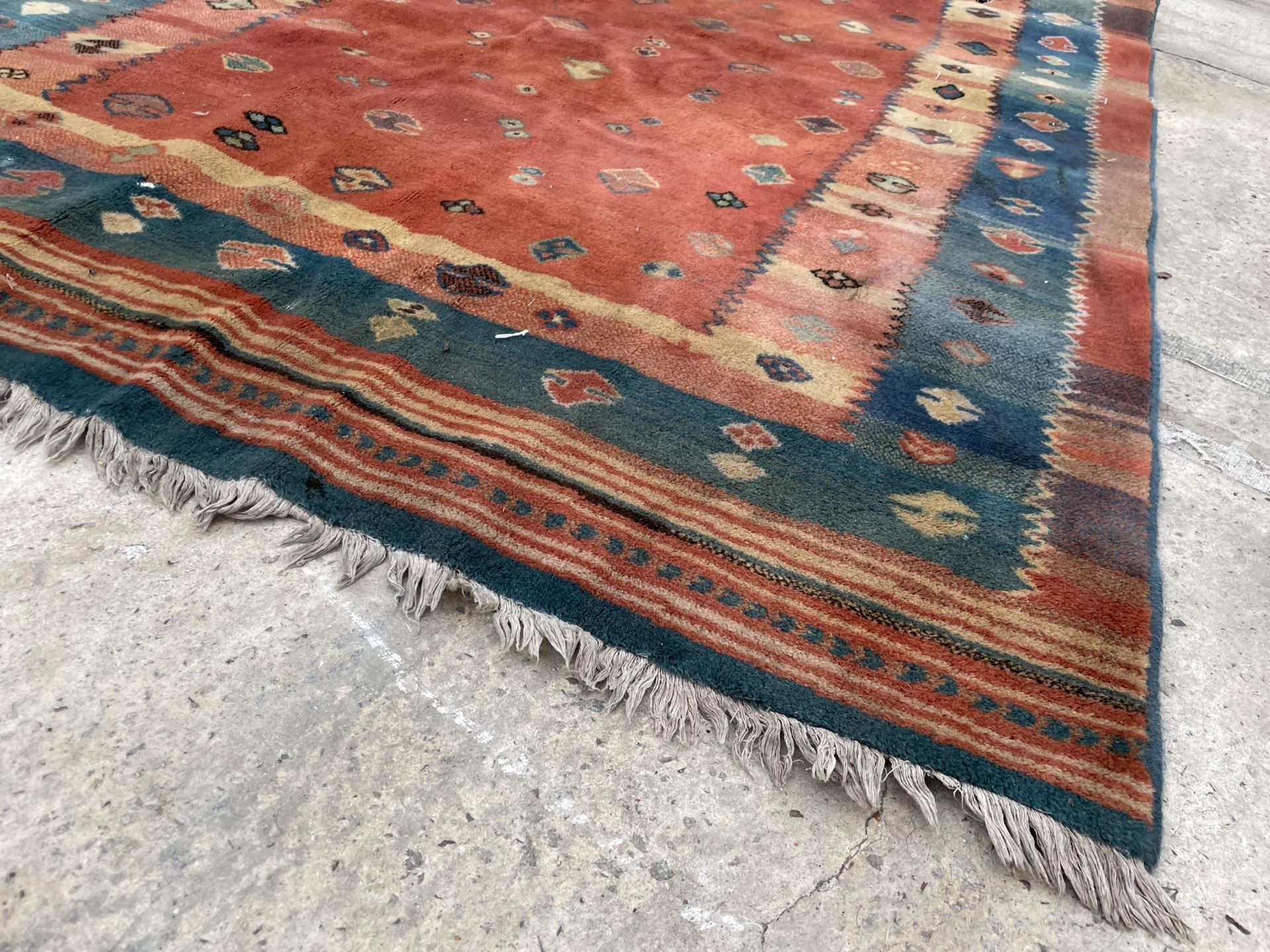 A BLUE AND RED PATTERNED RUG - Image 3 of 4
