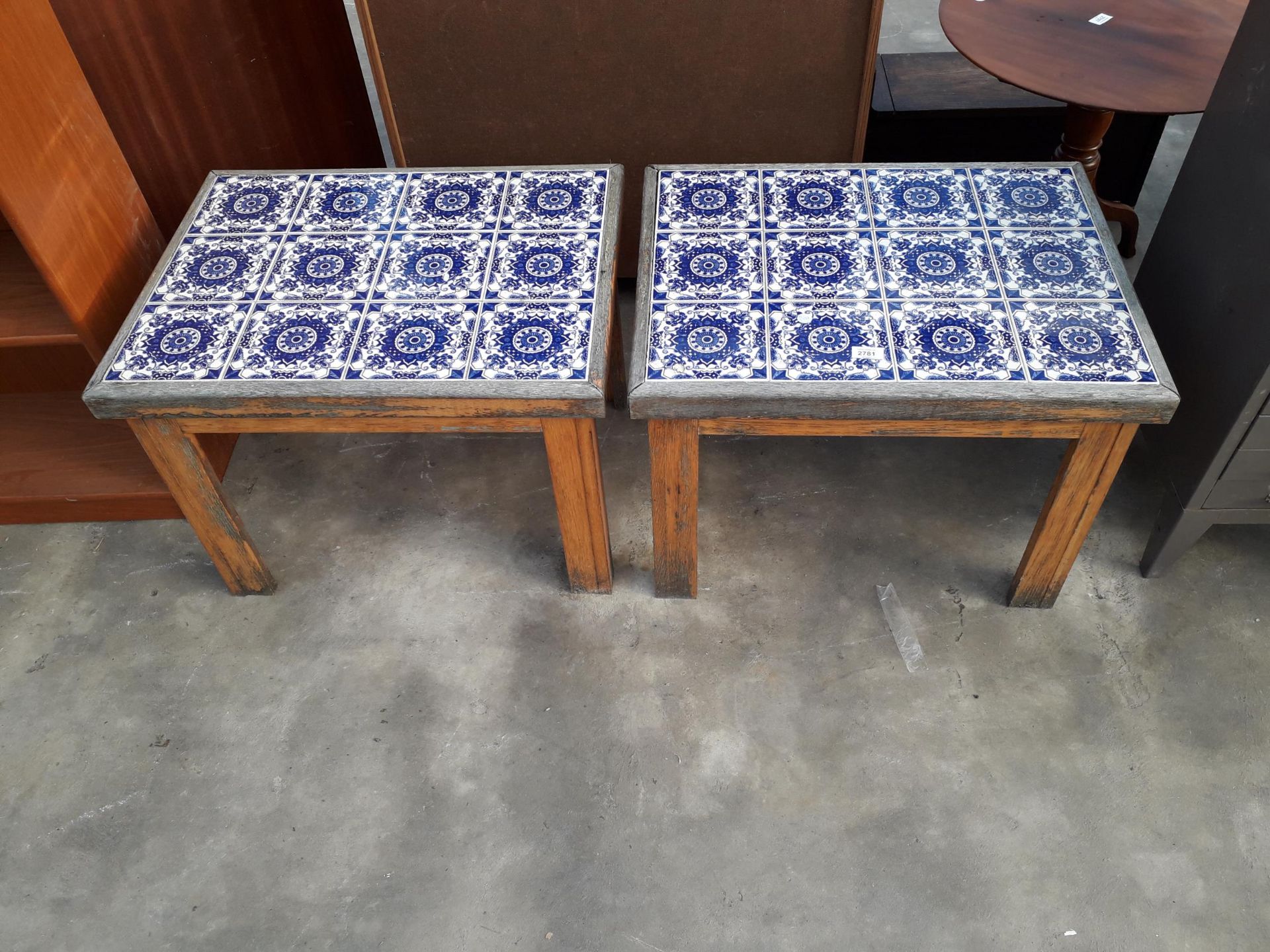 A PAIR OF MODERN COFFEE TABLES WITH BLUE AND WHITE TILED TOPS, 26 X 20" EACH