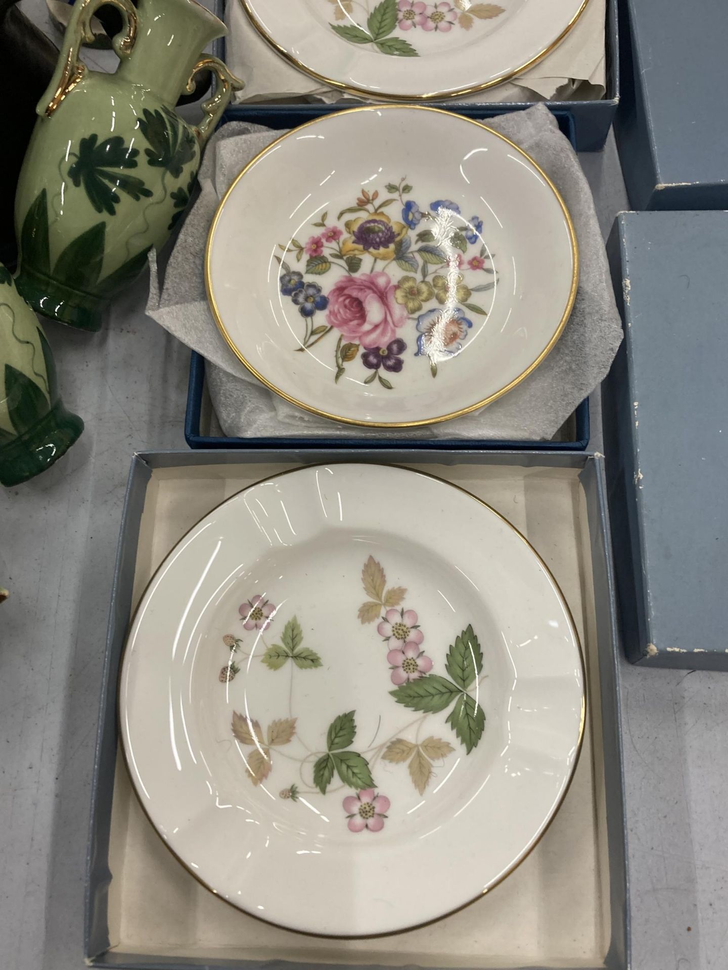 A MIXED LOT OF ITEMS TO INCLUDE CONTINENTAL STYLE FIGURES, POOLE OWL, ROYAL DOULTON CABINET PLATES - Image 15 of 17