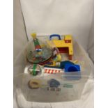 A QUANTITY OF YOUNG CHILDREN'S TOYS TO INCLUDE A FISHER PRICE CHUNKY LITTLE PEOPLE SCHOOL HOUSE WITH