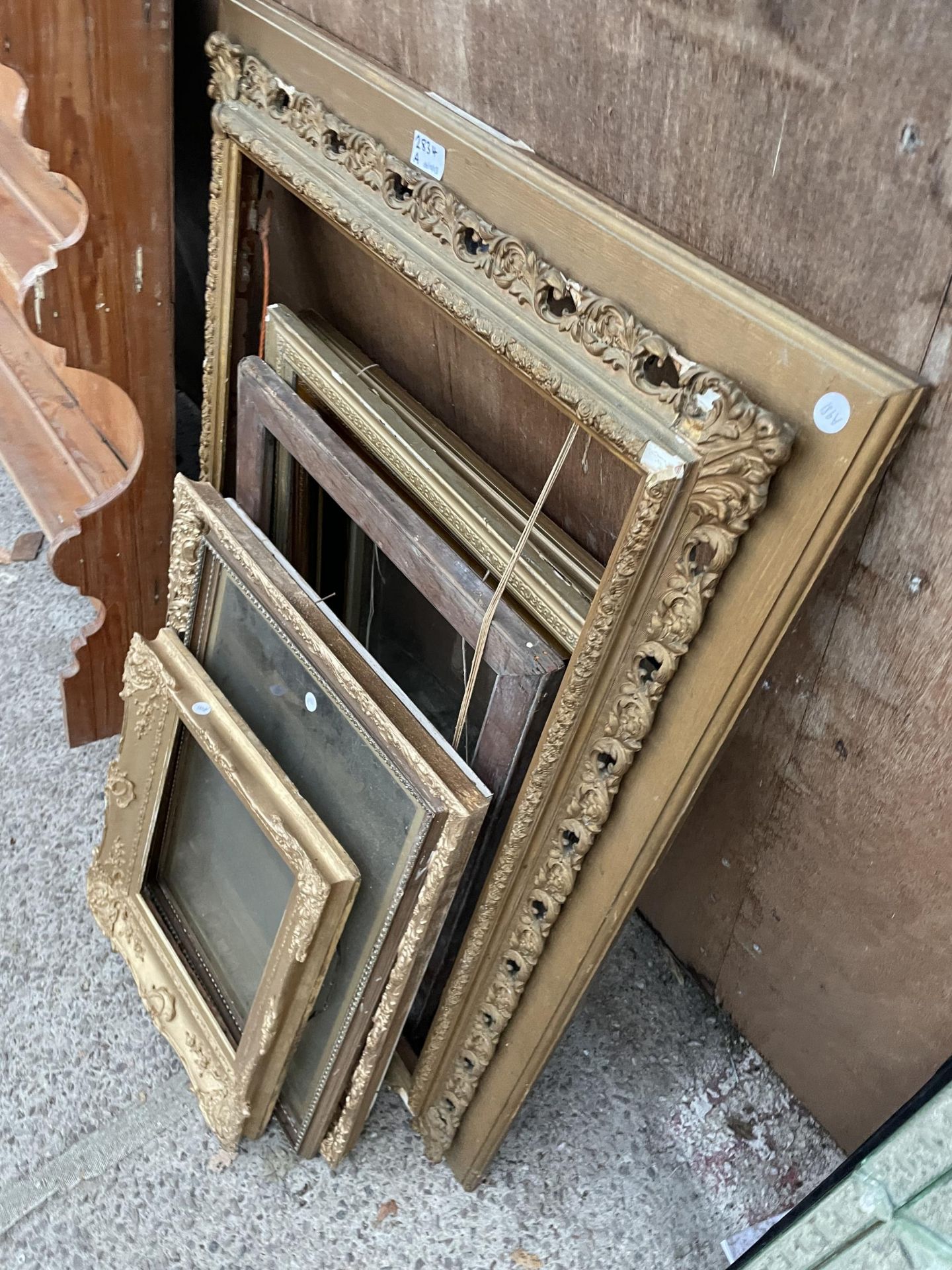 A QUANTITY OF VARIOUS GILT AND OTHER PICTURE FRAMES - Bild 2 aus 2