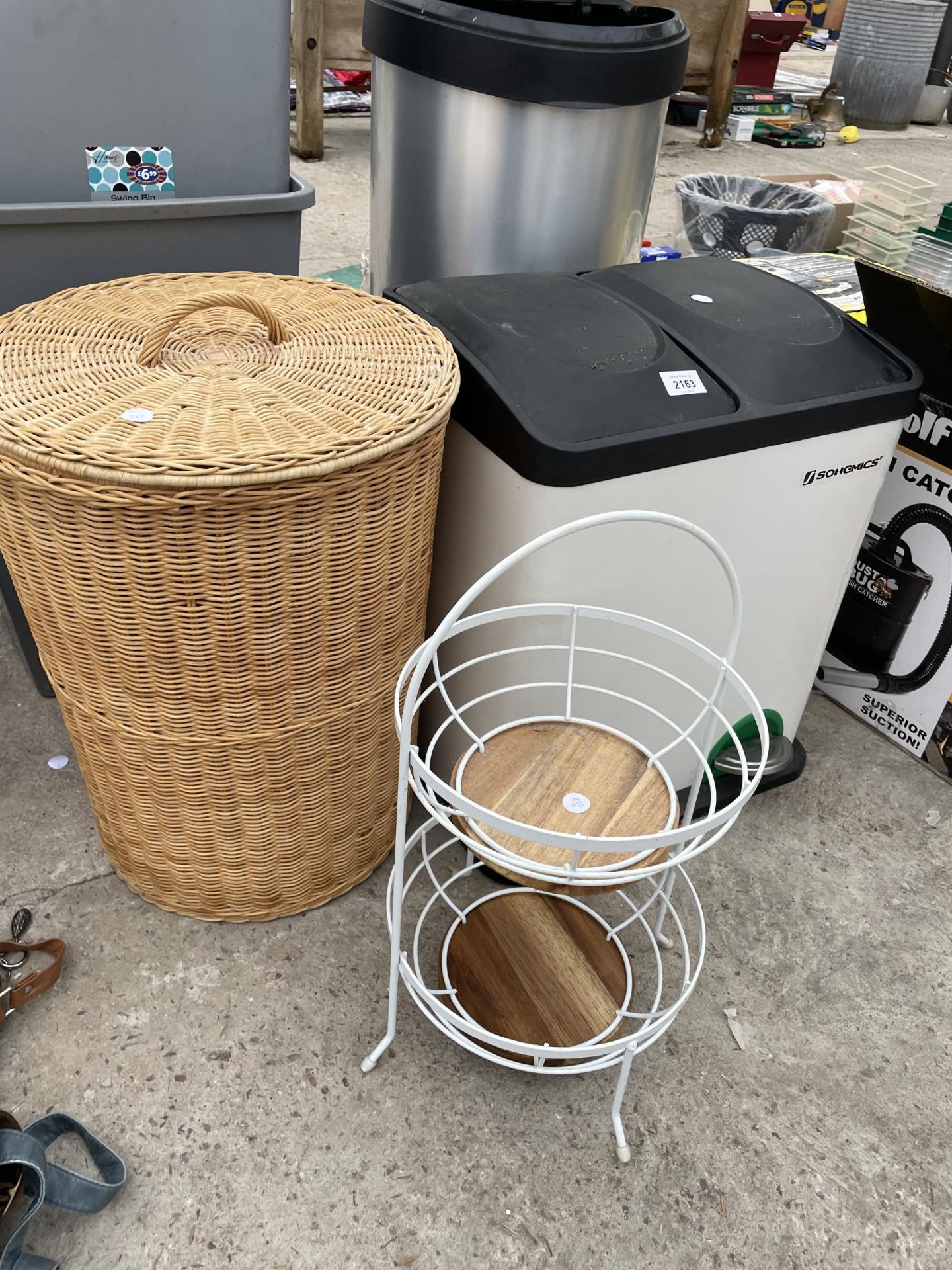 AN ASSORTMENT OF PLASTIC AND WICKER BINS - Image 2 of 3