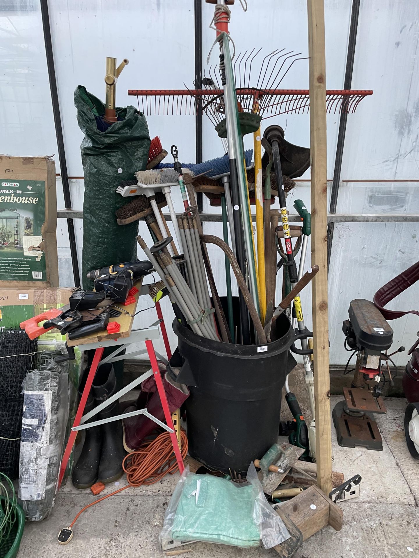 A LARGE QUANTITY OF GARDEN TOOLS TO INCLUDE BRUSHES, RAKES AND SAWS ETC