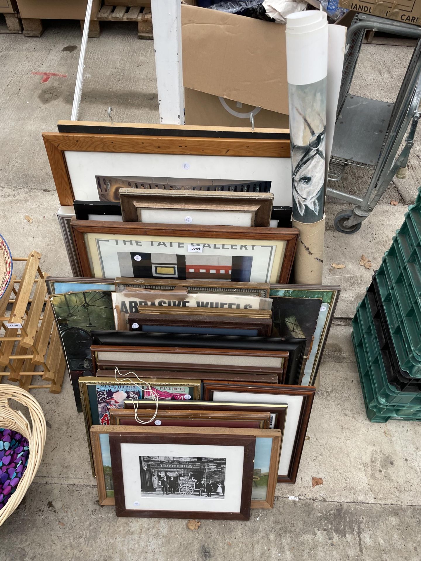 AN ASSORTMENT OF FRAMED PRINTS AND PICTURES